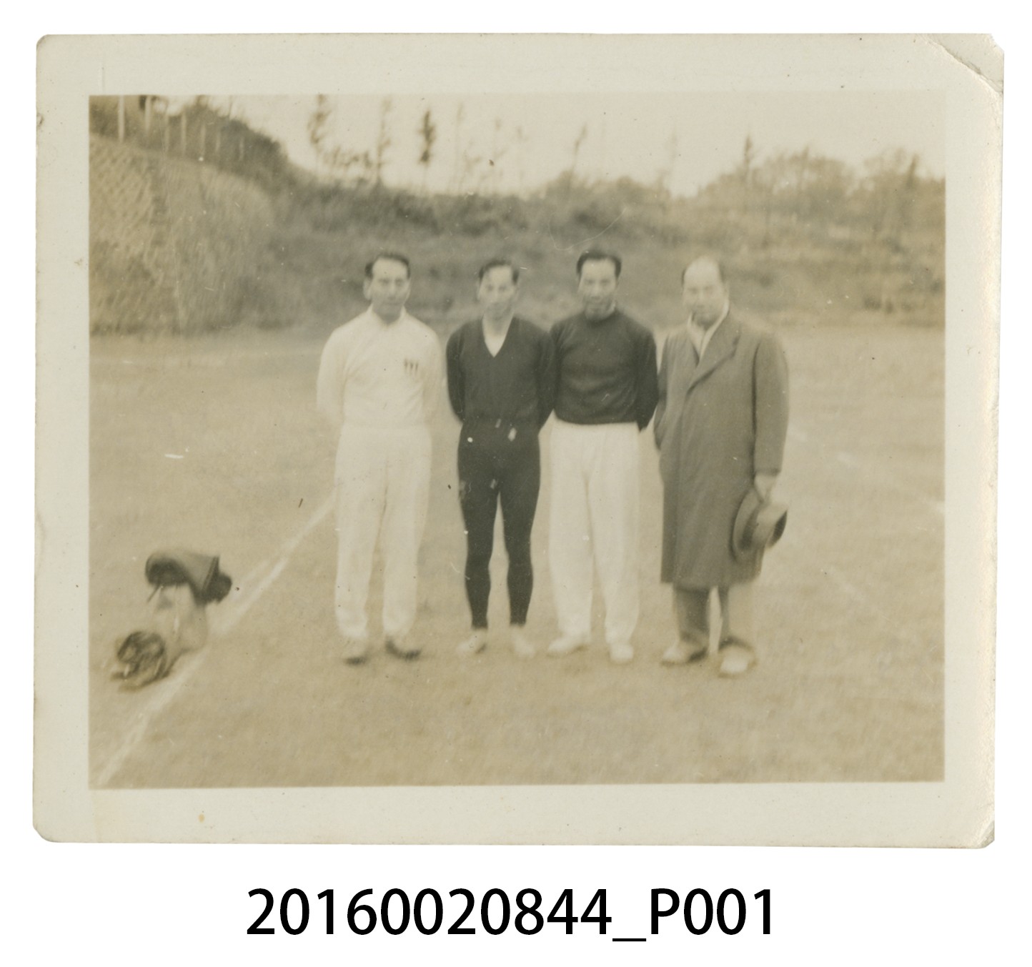 張星賢擔任臺灣代表隊副總領隊參加「第三屆東京亞運」與織田幹雄等四人合照 (共3張)