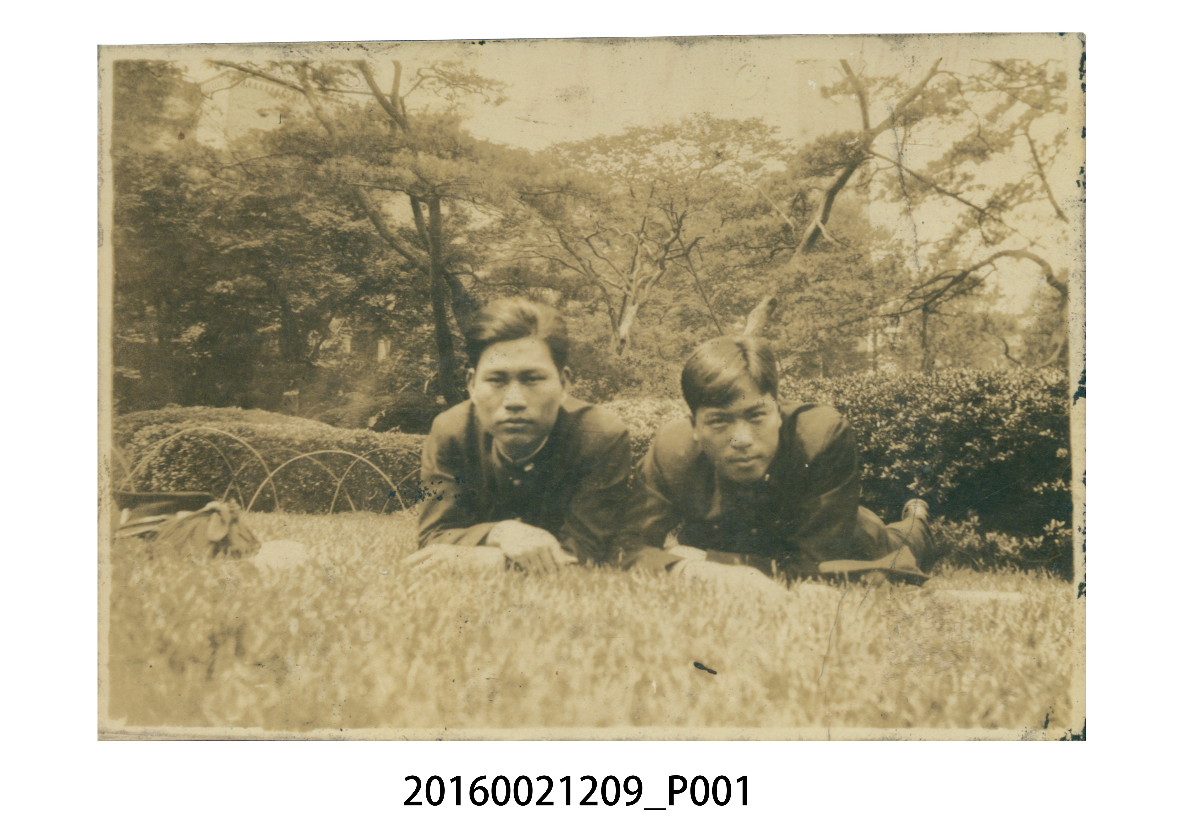 張星賢就讀早稻田大學時期與同學合照 (共3張)