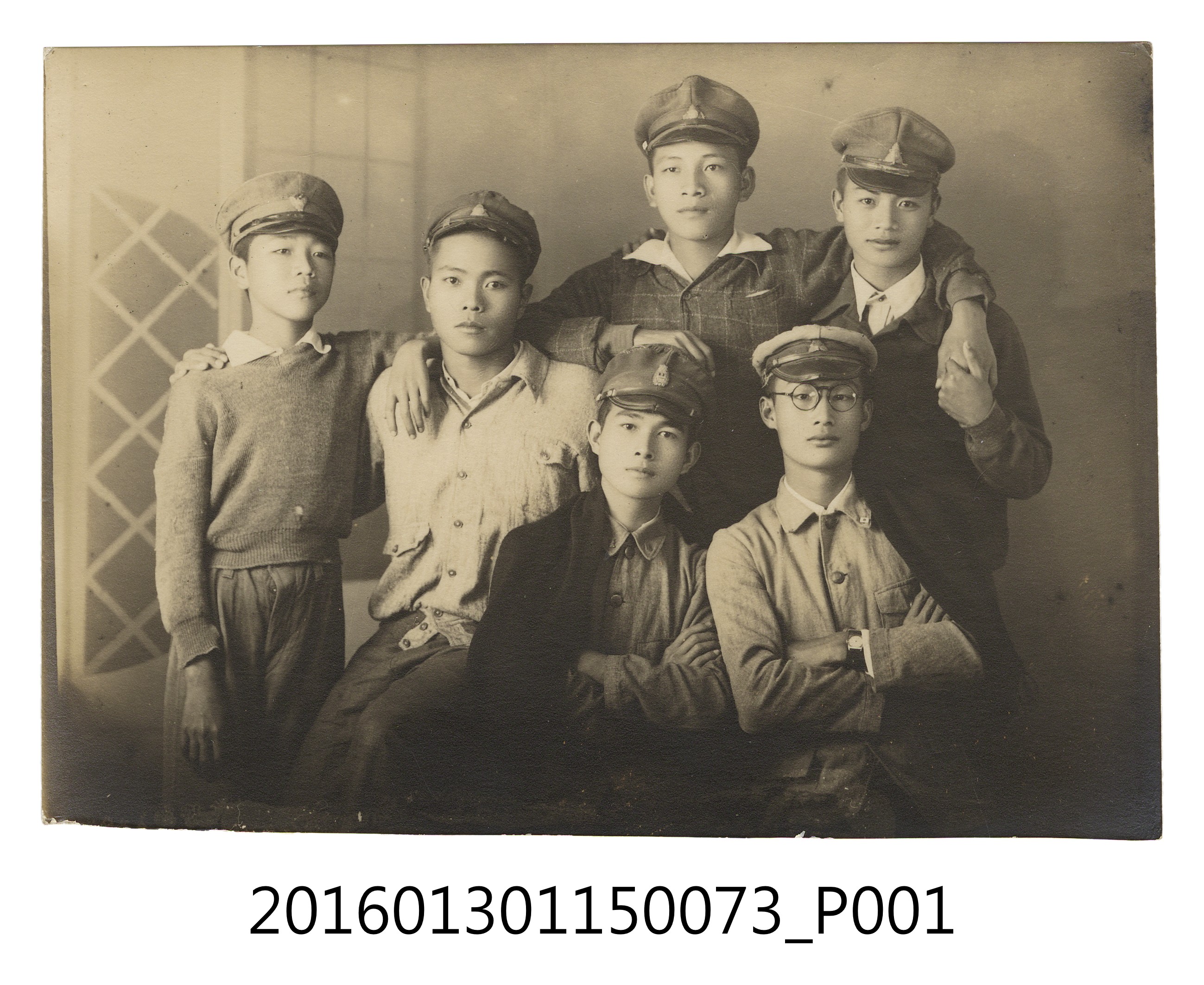 陳文炎與嘉農同學合拍沙龍照 (共3張)