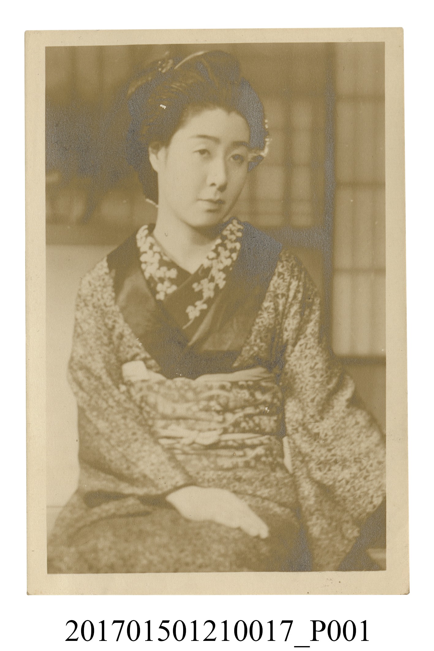 和服女子正面坐姿照 (共3張)