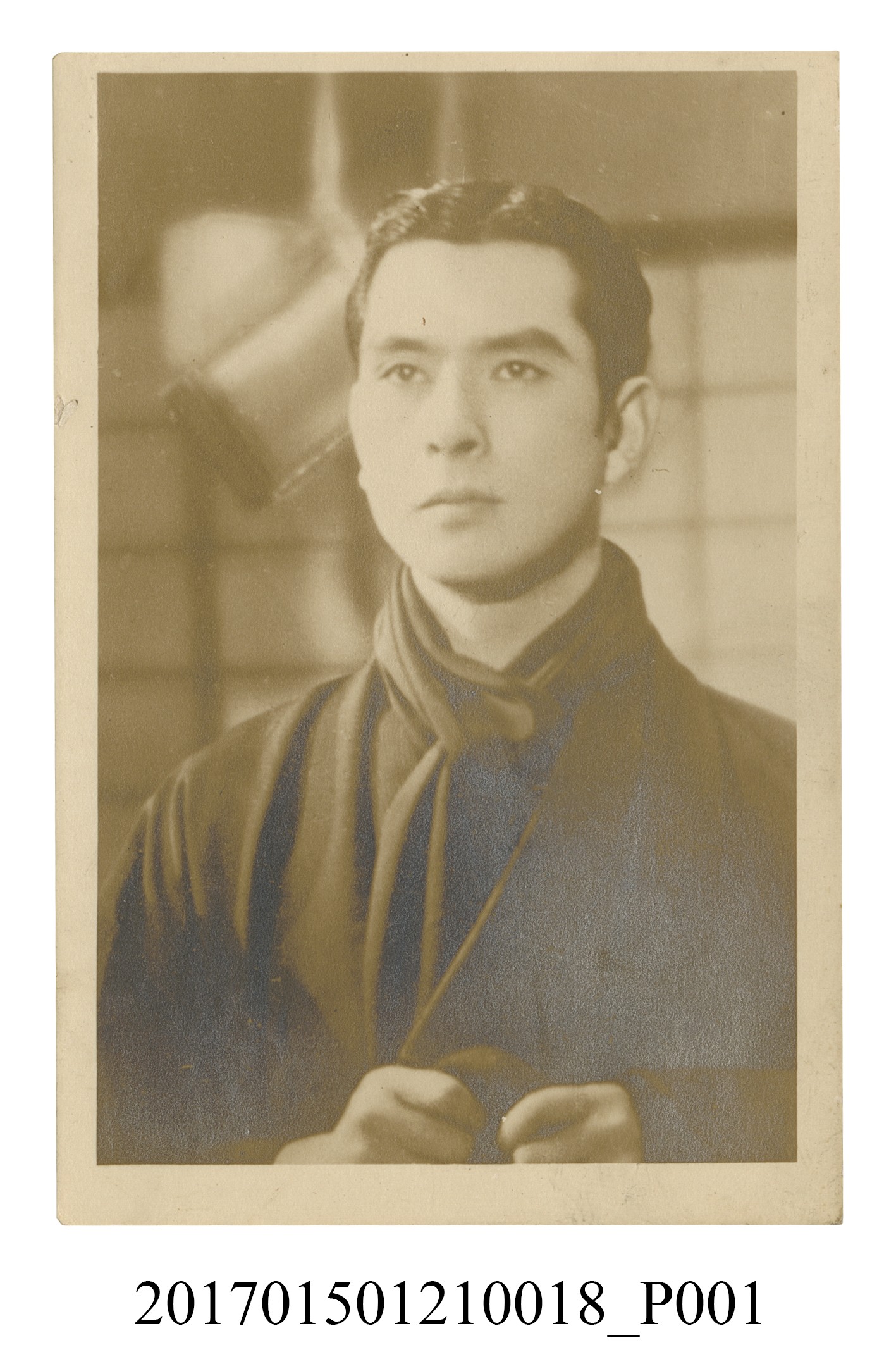 著黑色西服男子正面照 (共3張)