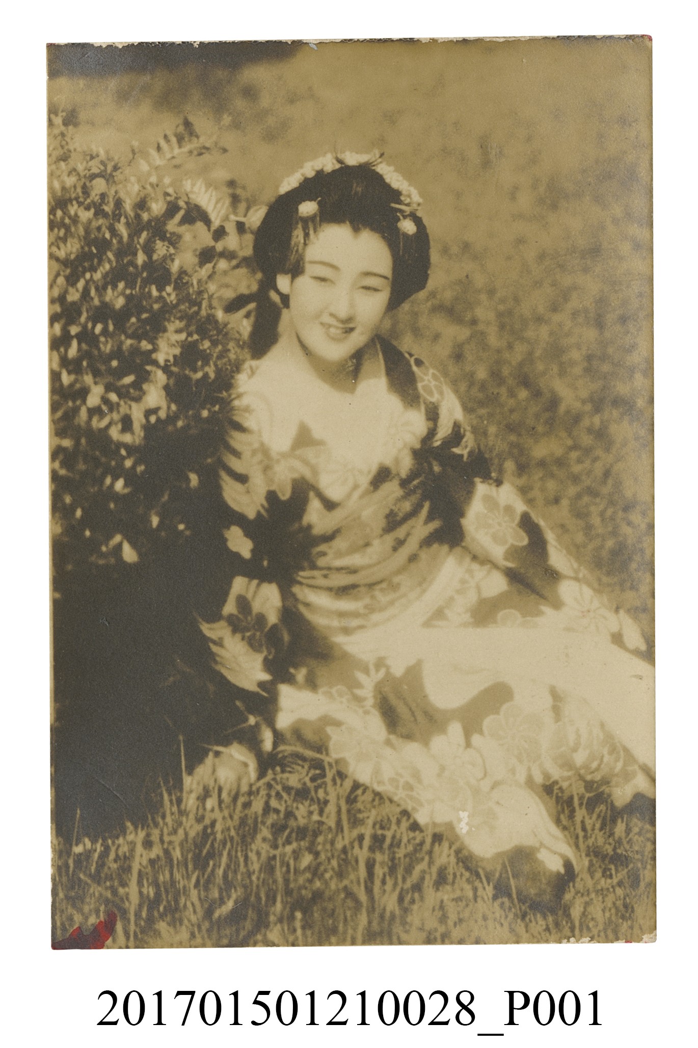 一名身穿印有花色的和服東方女性相片 (共3張)