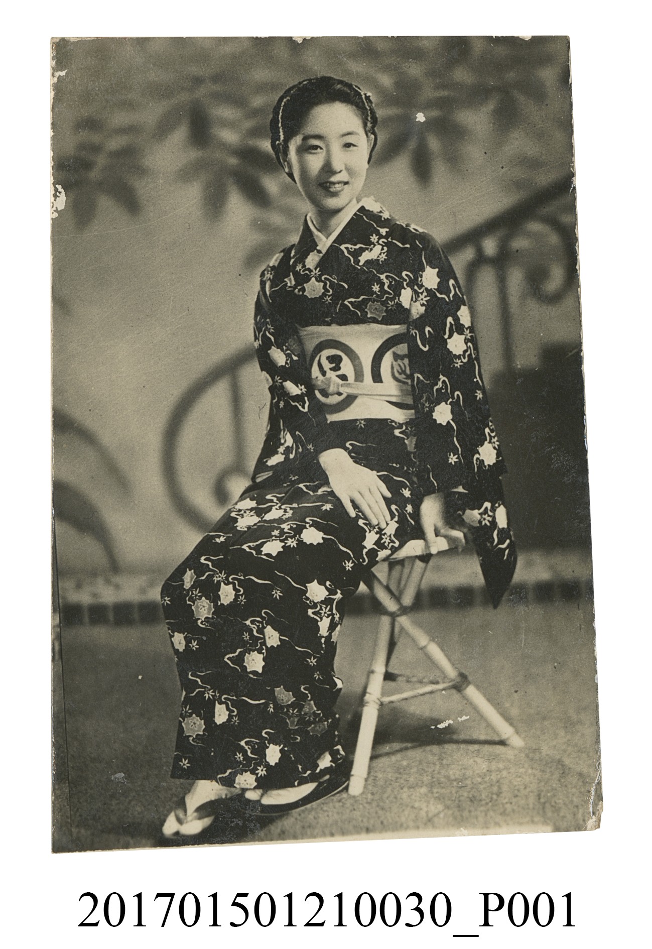 一名身穿著深色有印花的和服東方女性相片 (共3張)