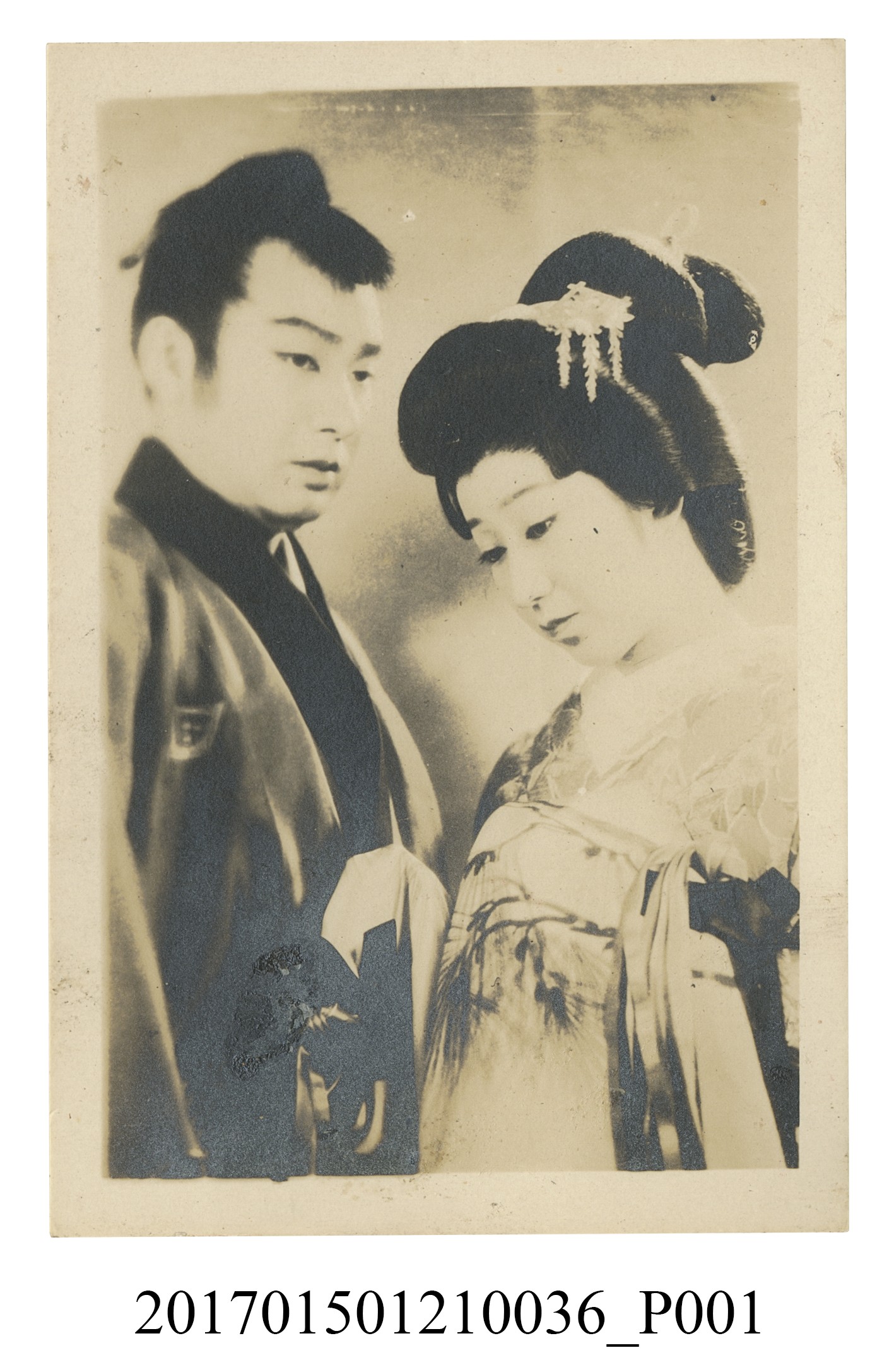 一對穿著日本和服的男女相片 (共3張)