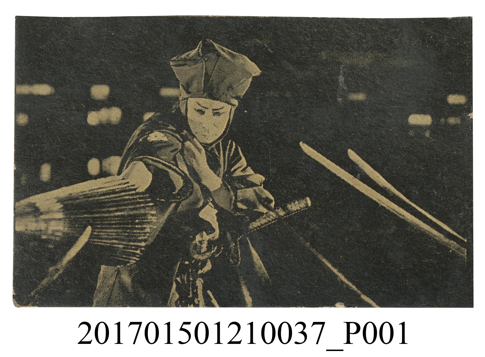 一名身穿印有花色和服的東方男性相片 (共3張)