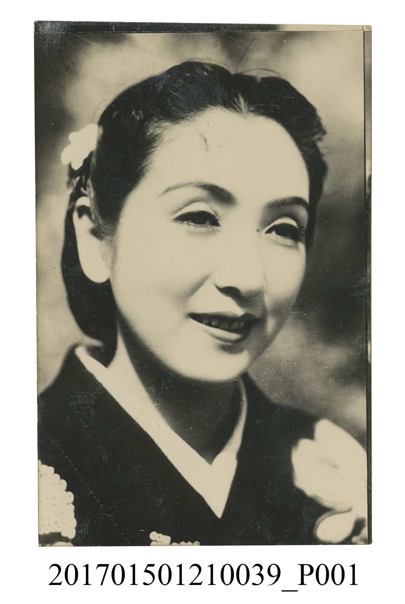 一名身穿有印花的深色日本和服的東方女性相片 (共3張)
