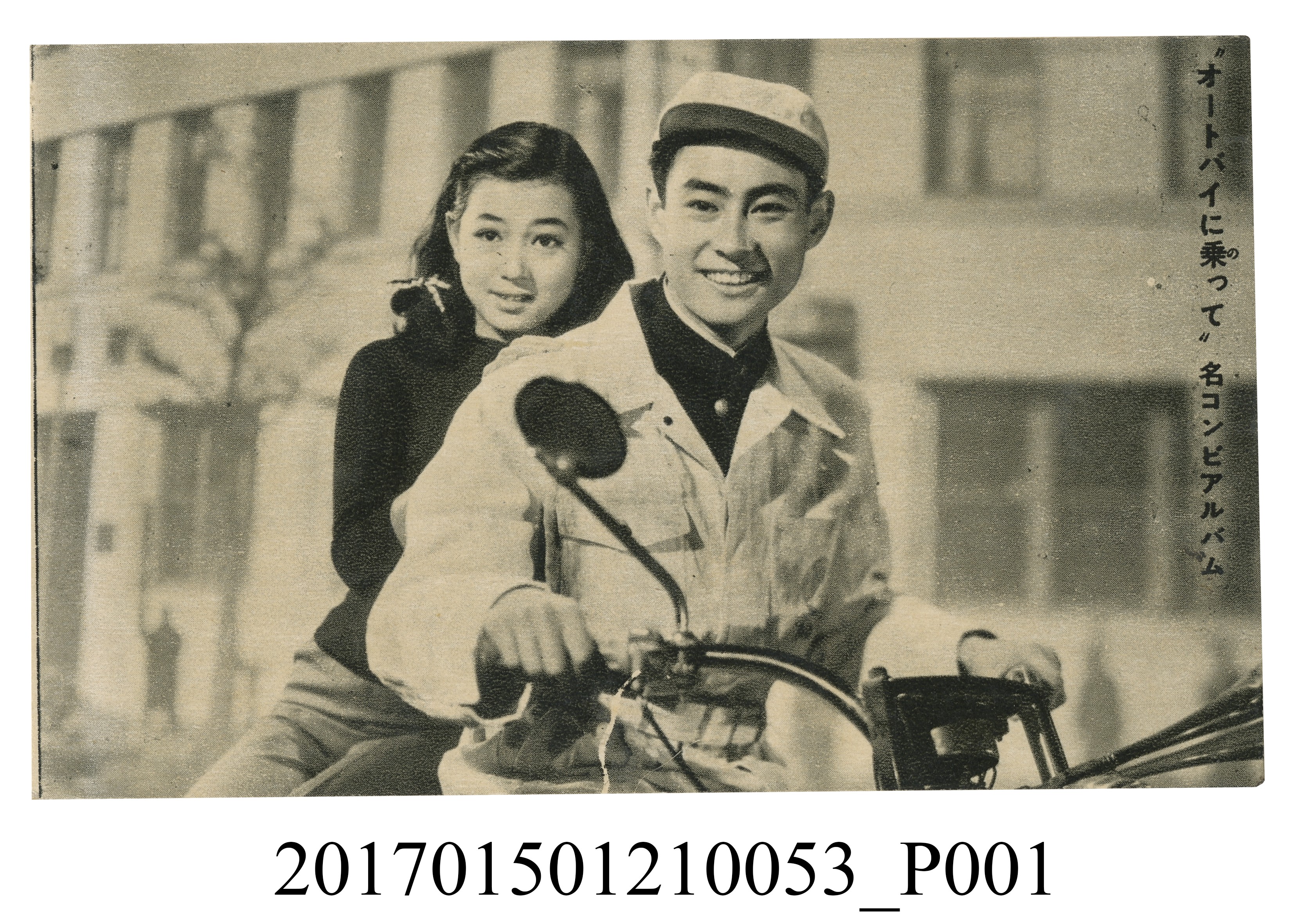 日本一男一女皆著時裝且騎著一台摩托車電影之照片 (共3張)