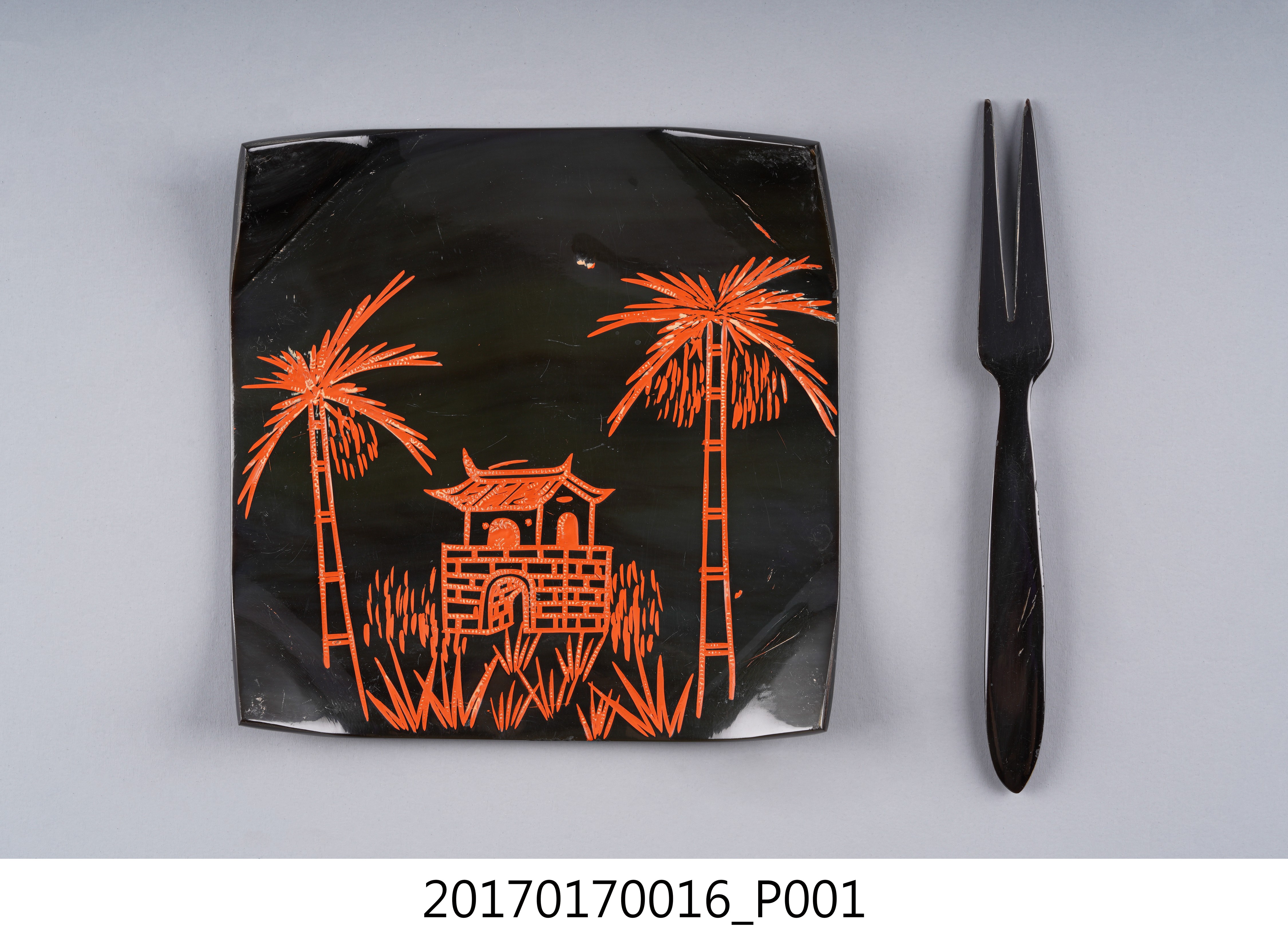 臺南物產商會製臺南城門及椰子樹紋牛角盤組 (共8張)