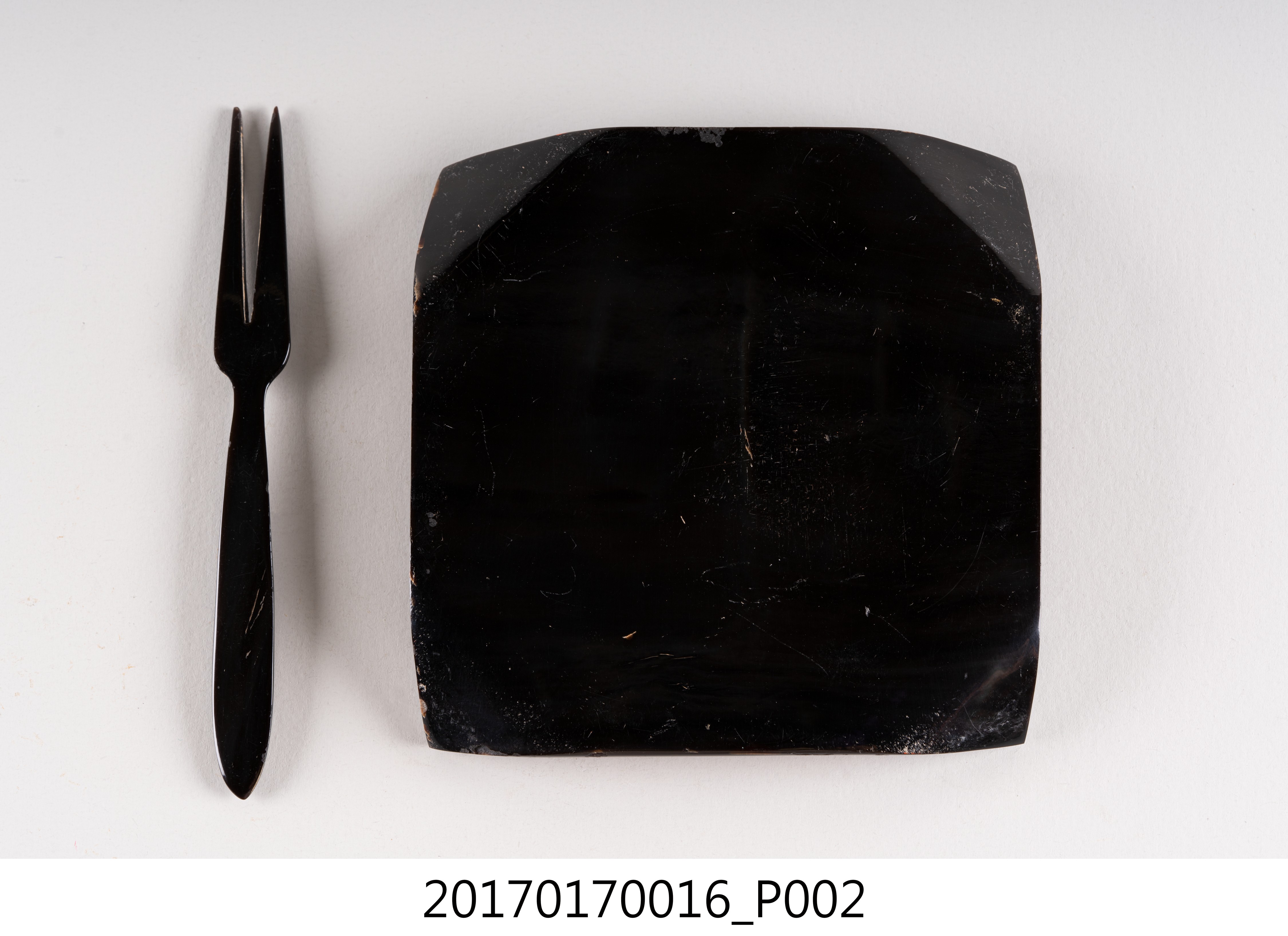 臺南物產商會製臺南城門及椰子樹紋牛角盤組 (共8張)