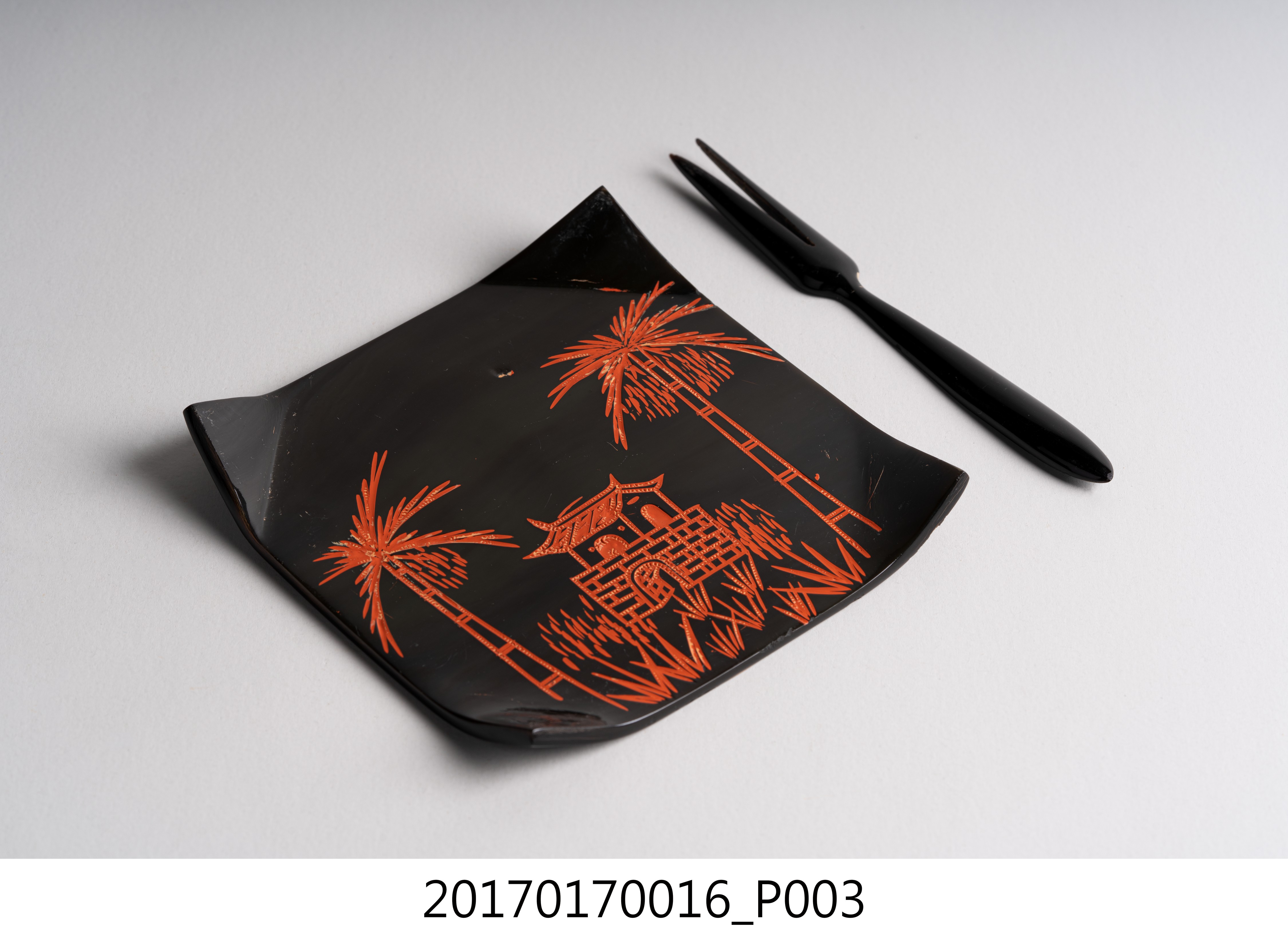 臺南物產商會製臺南城門及椰子樹紋牛角盤組 (共8張)