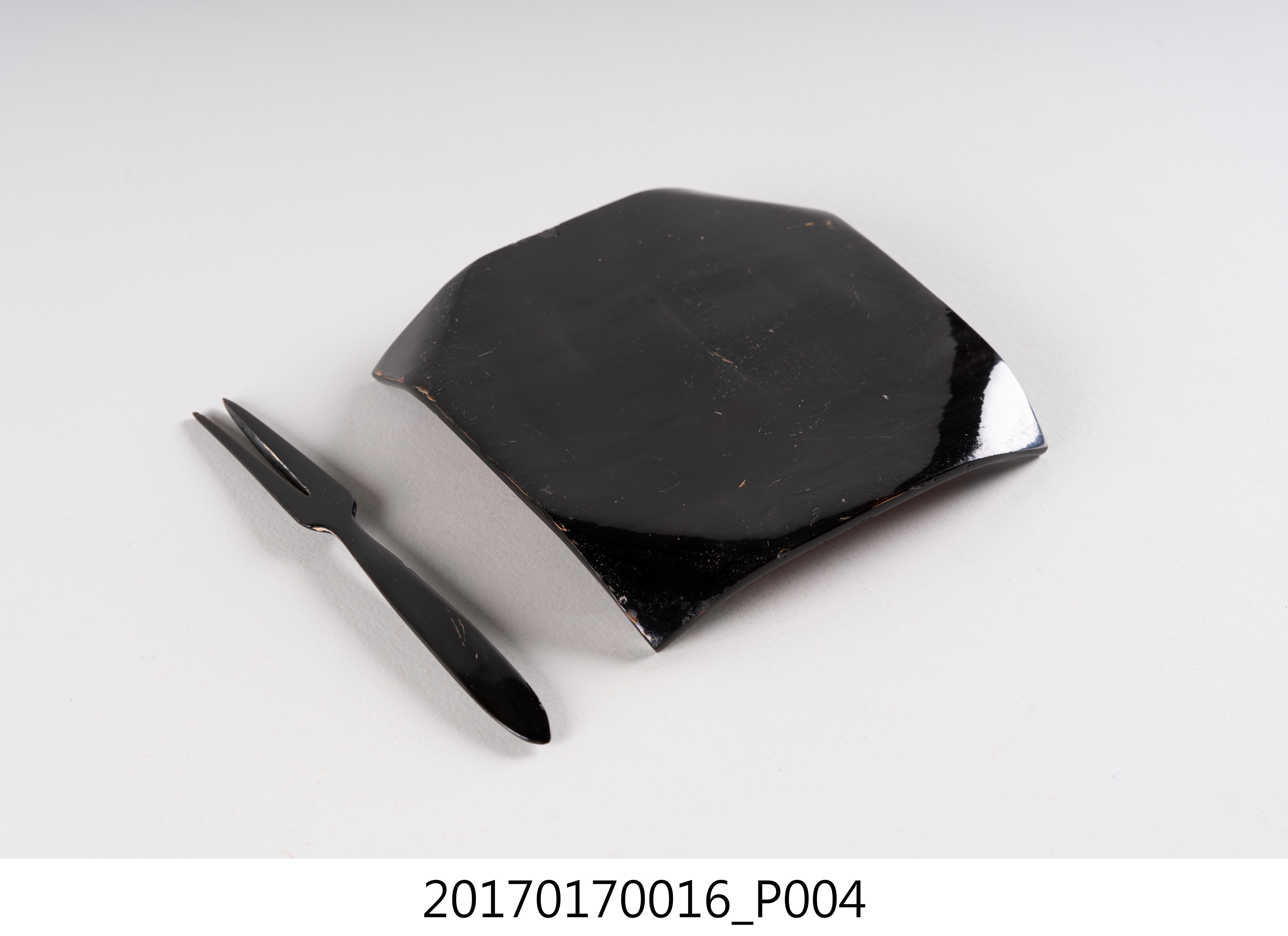 臺南物產商會製臺南城門及椰子樹紋牛角盤組 (共8張)