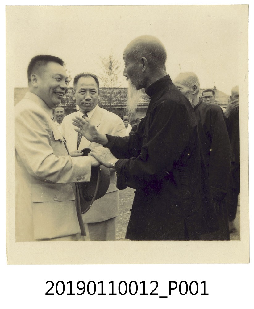 蔣經國巡視宜蘭與老人對話照 (共3張)