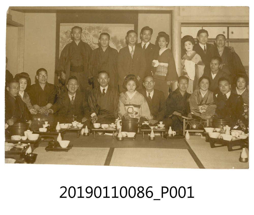 日本藝伎與酒客照片 (共3張)