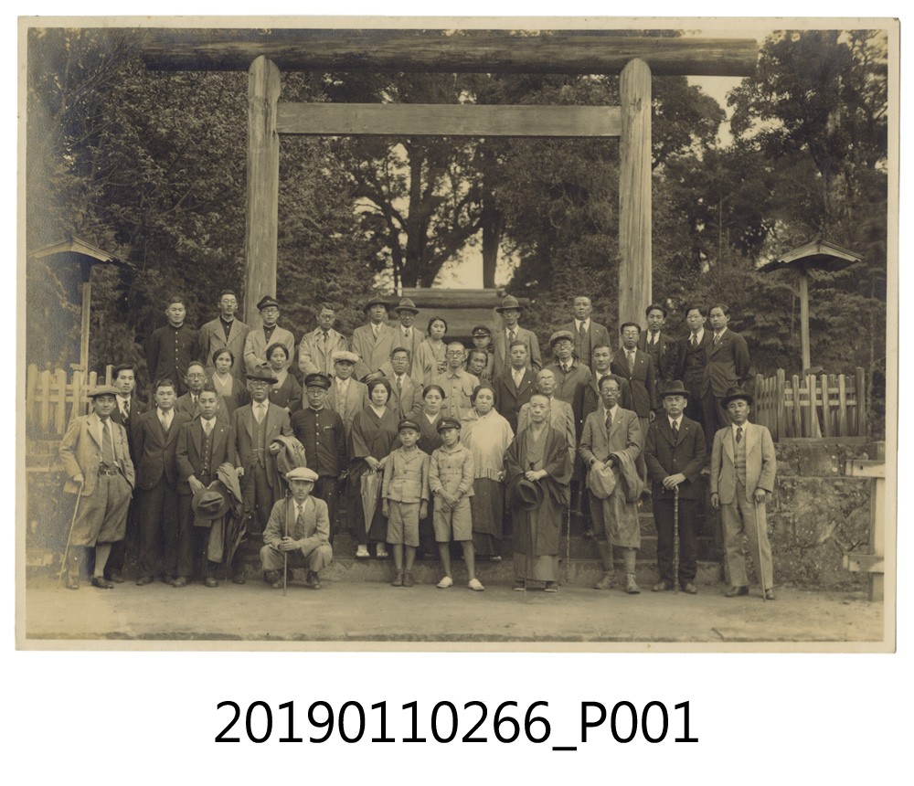 鳥居前合影 (共3張)
