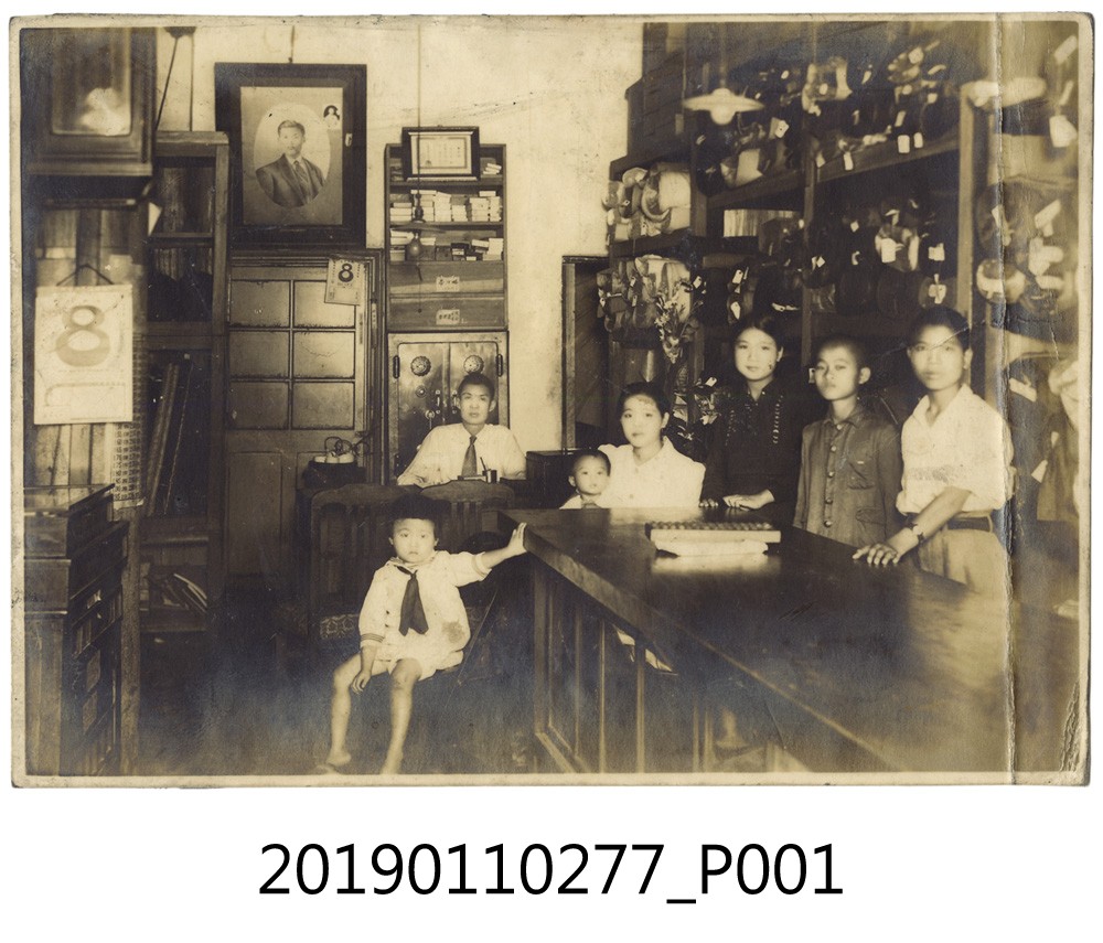 洋服店中合影 (共3張)