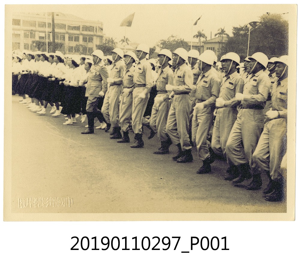 總統校閱民防隊員照片 (共3張)