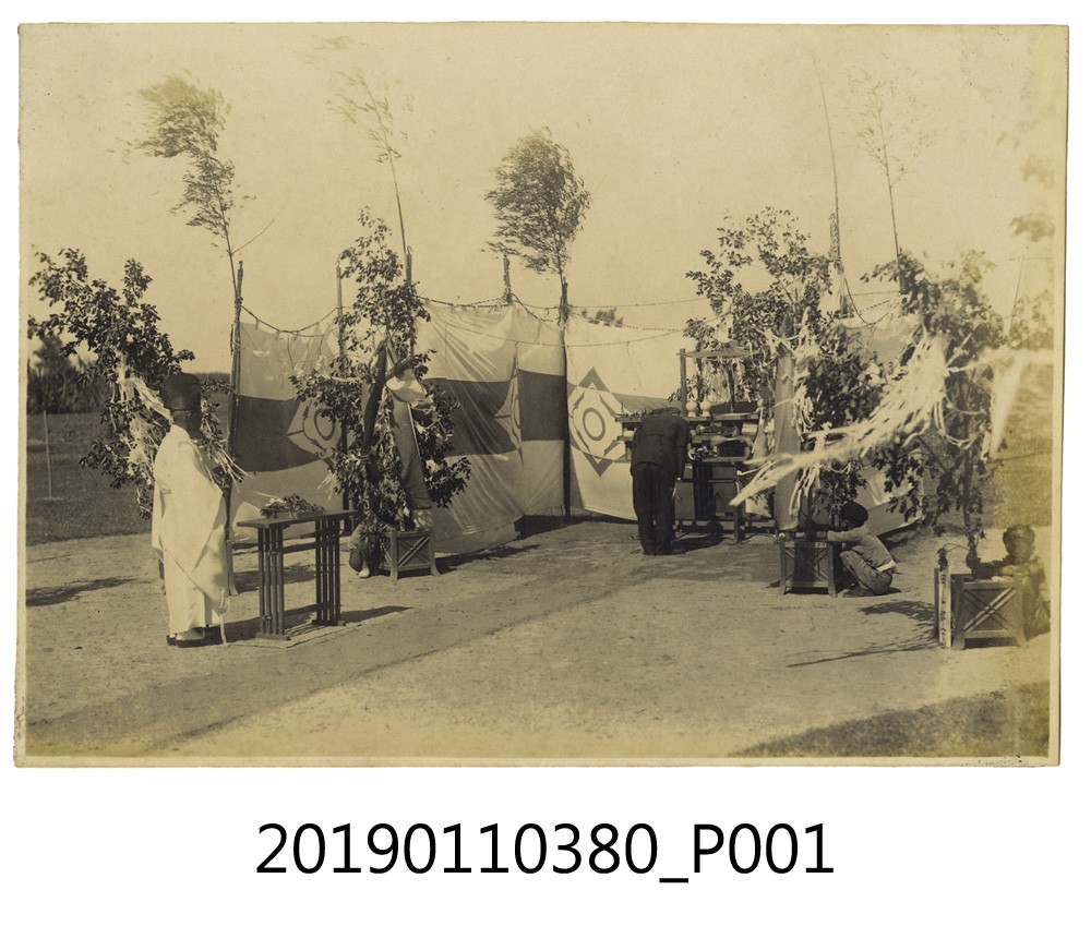 岡山公學校布置日式神龍舉行參拜儀式照片 (共3張)