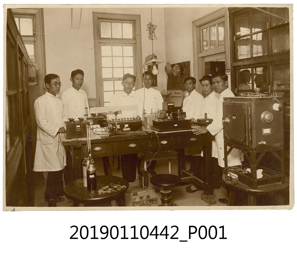 臺北醫學專門學校醫療實驗室合影照片 (共3張)