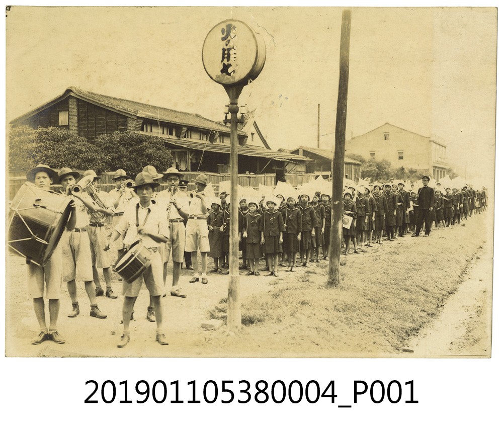 日本時代小學生戶外遊行照片 (共3張)
