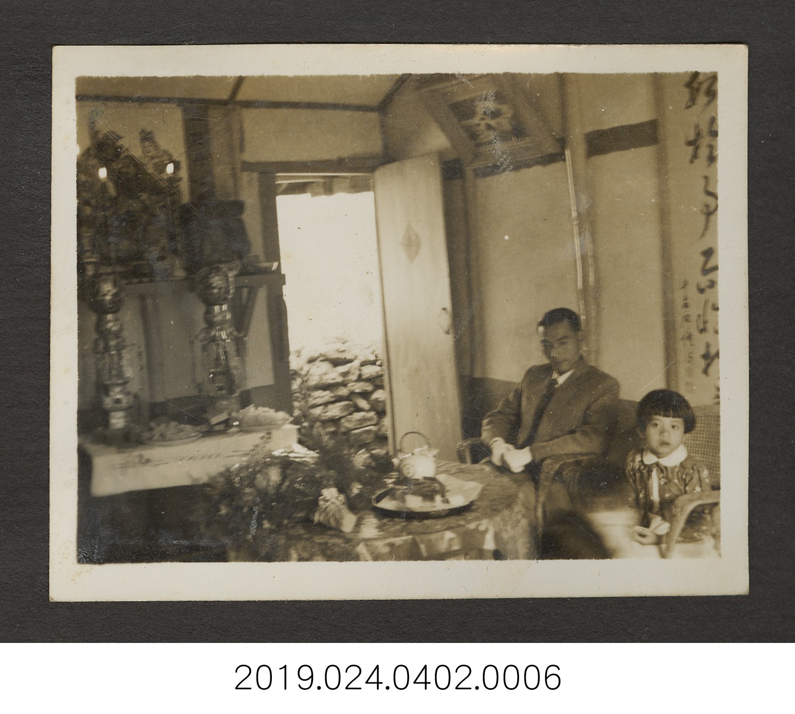 柯旗化於蔡阿李家客廳等待 (共3張)