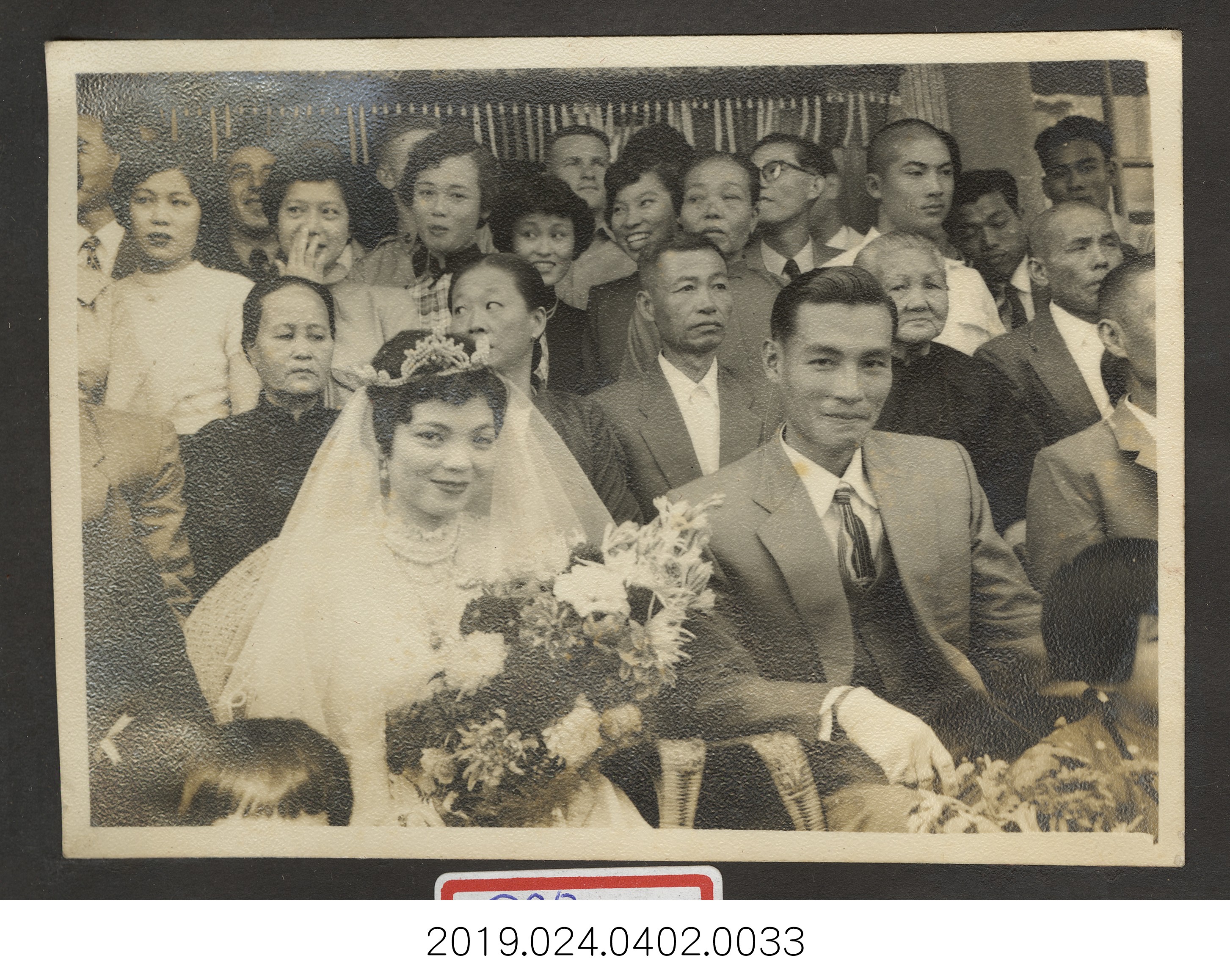 柯旗化夫婦與來賓正在準備新婚合照 (共3張)