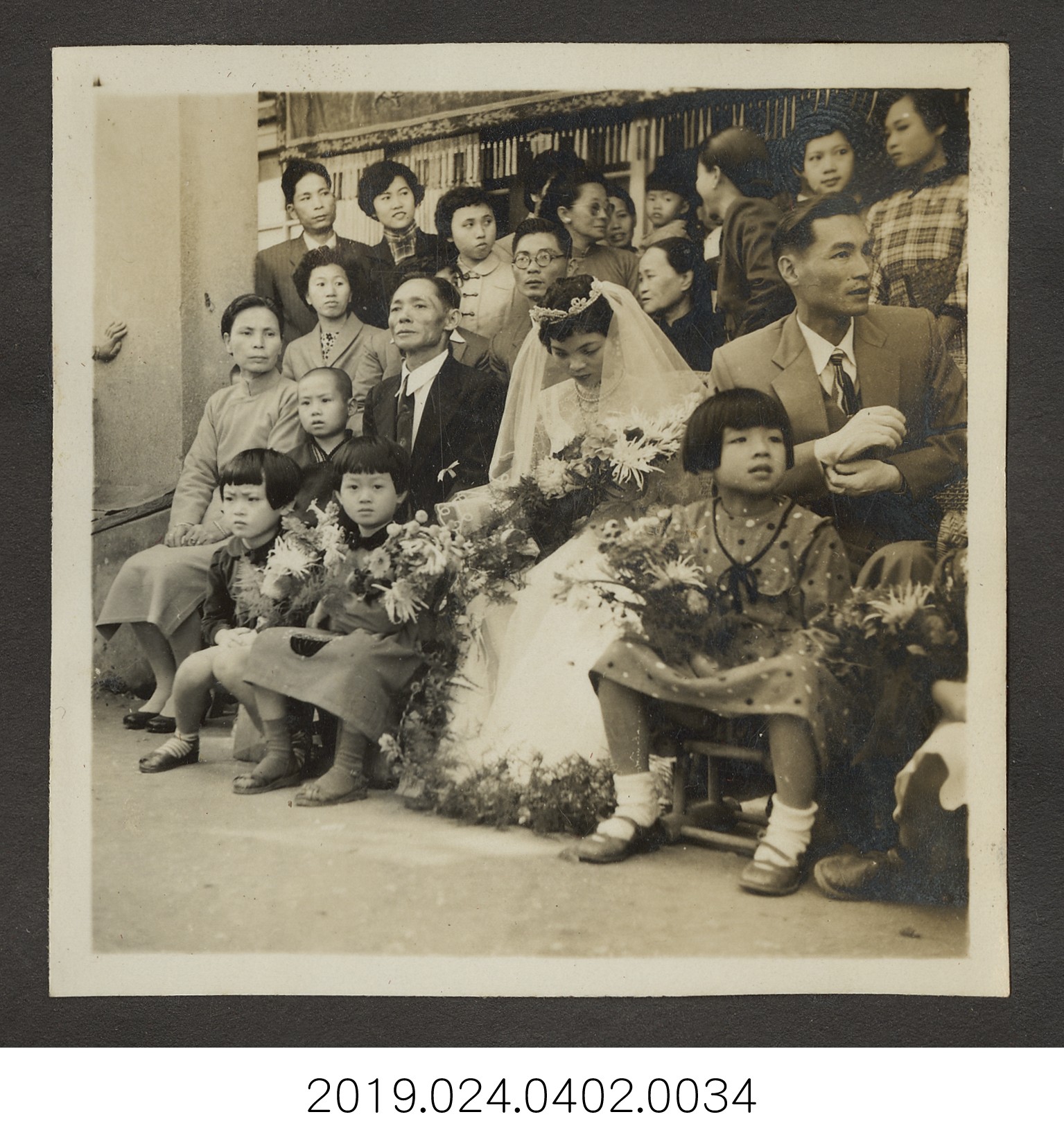 柯旗化夫婦與來賓正在準備新婚合照 (共3張)