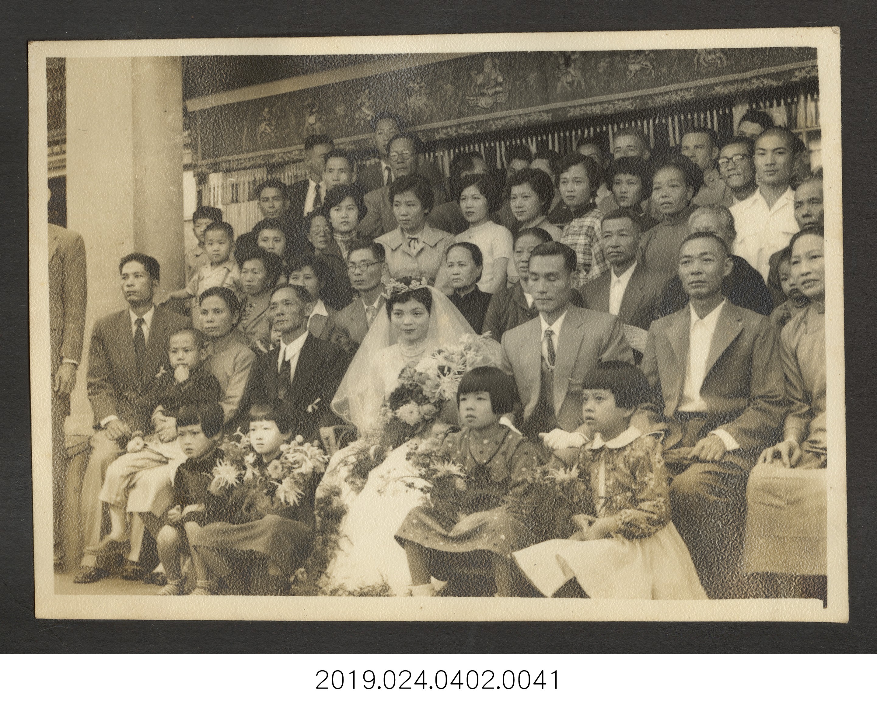 柯旗化夫婦與來賓正在準備新婚合照 (共3張)