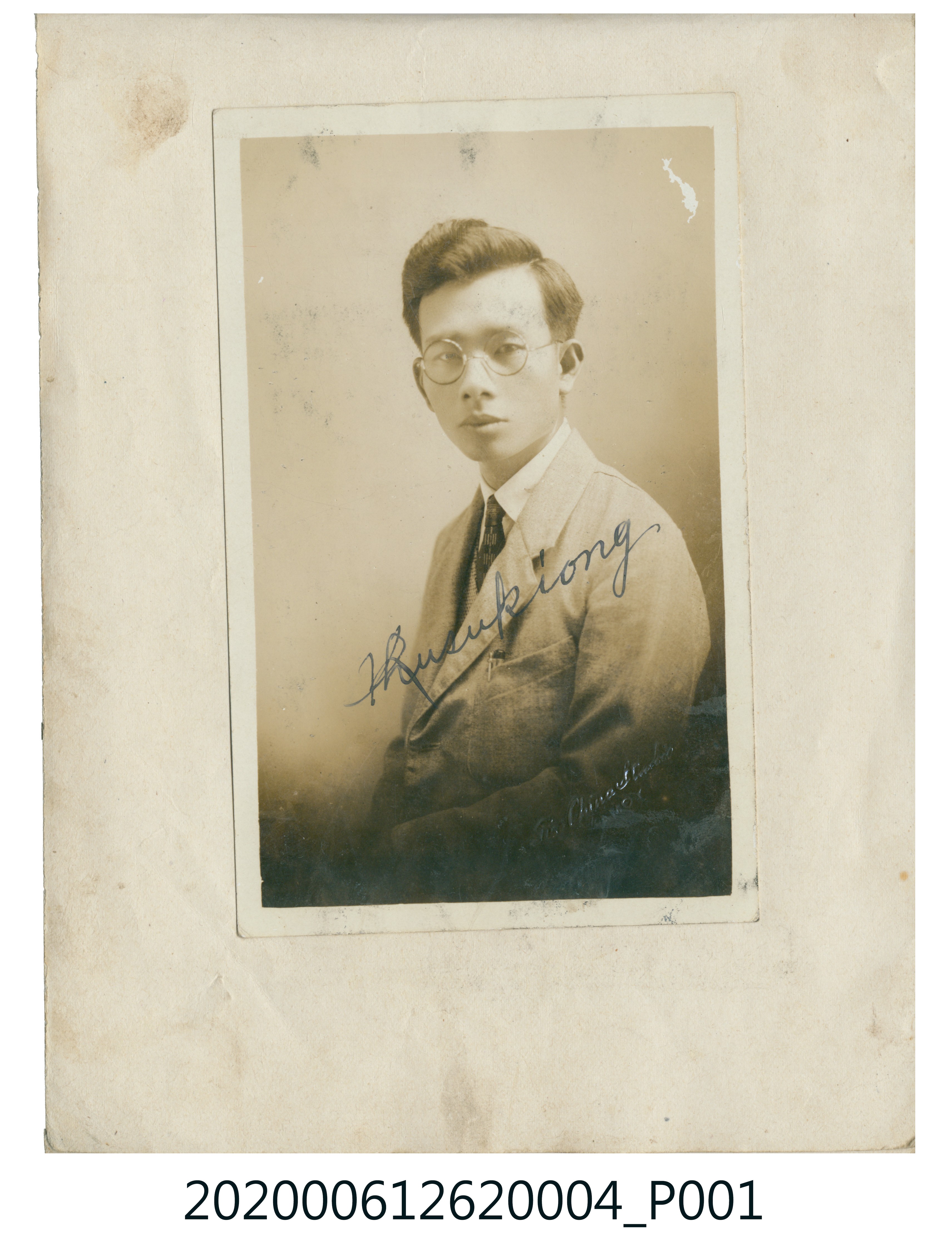 男子坐像 (共3張)