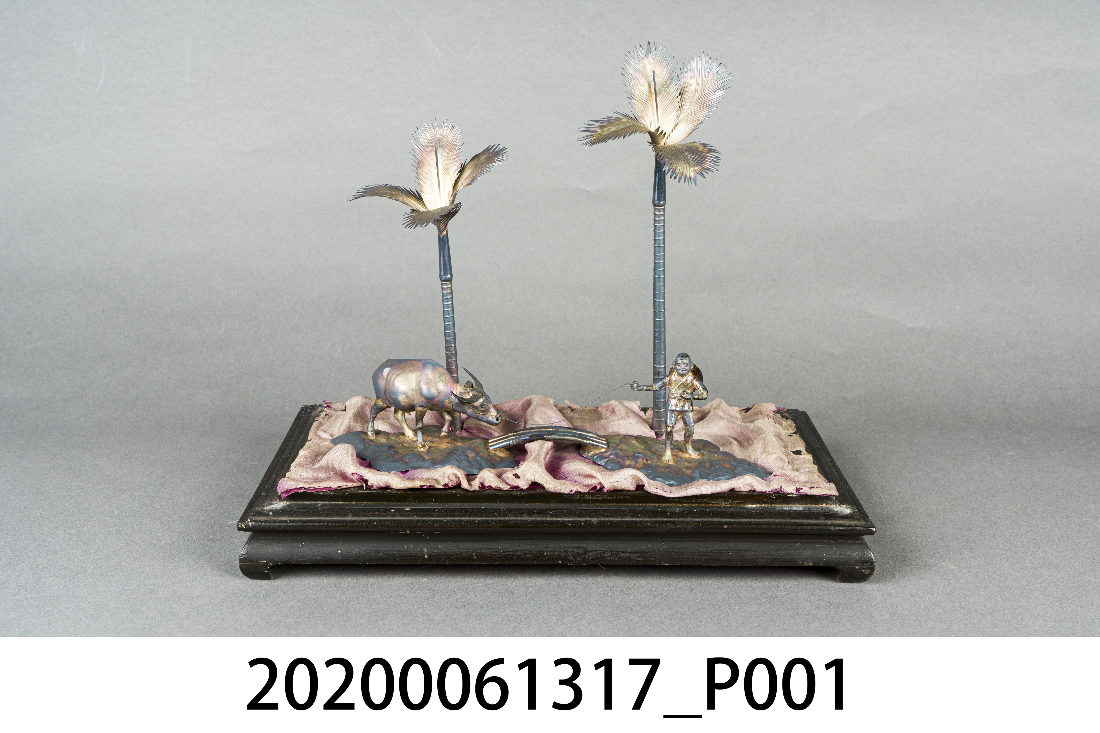 銀製牛耕田擺飾品 (共12張)