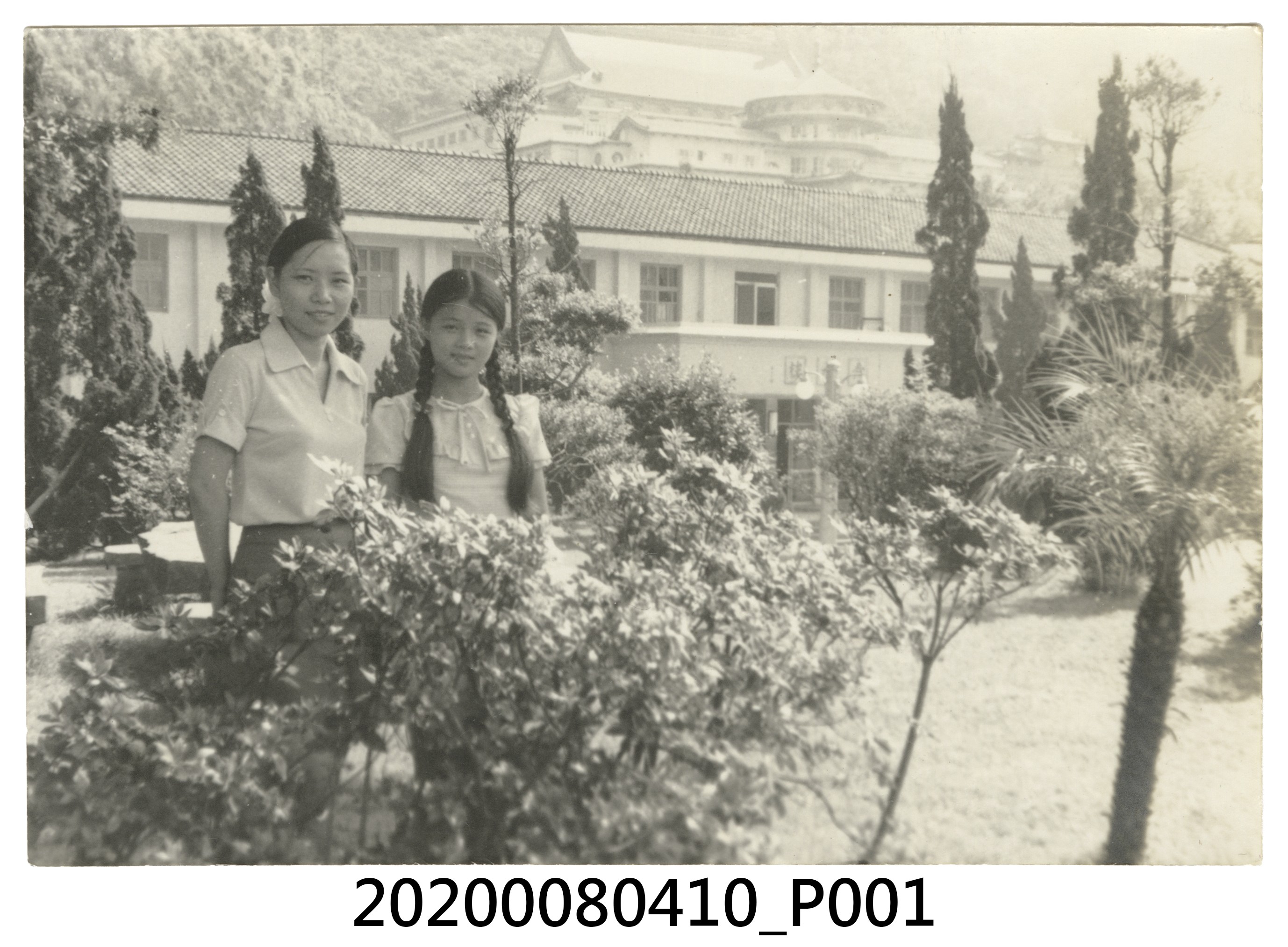 二女於建物前園合照 (共1張)