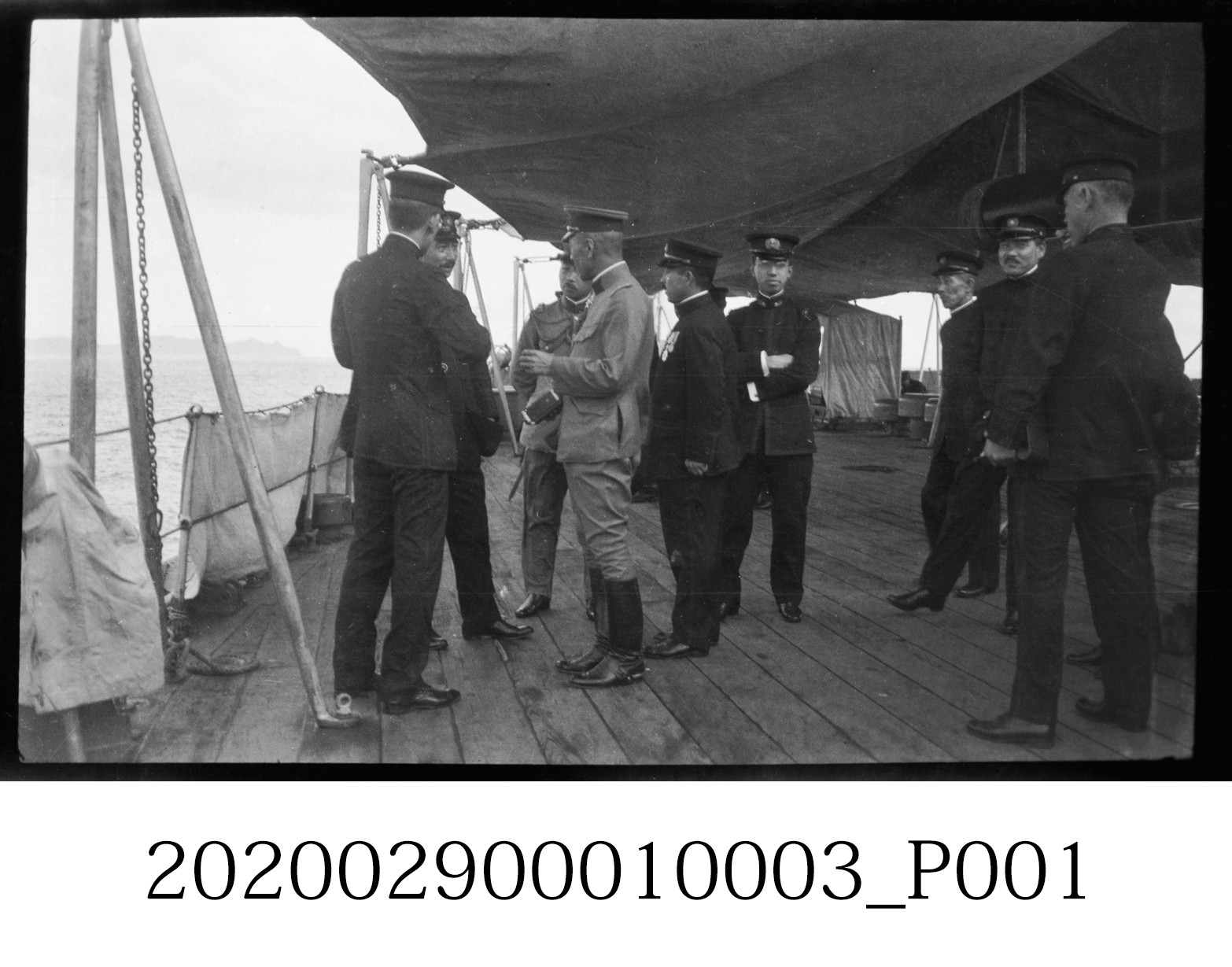 皇太子裕仁與隨行官員於金剛艦甲板 (共3張)