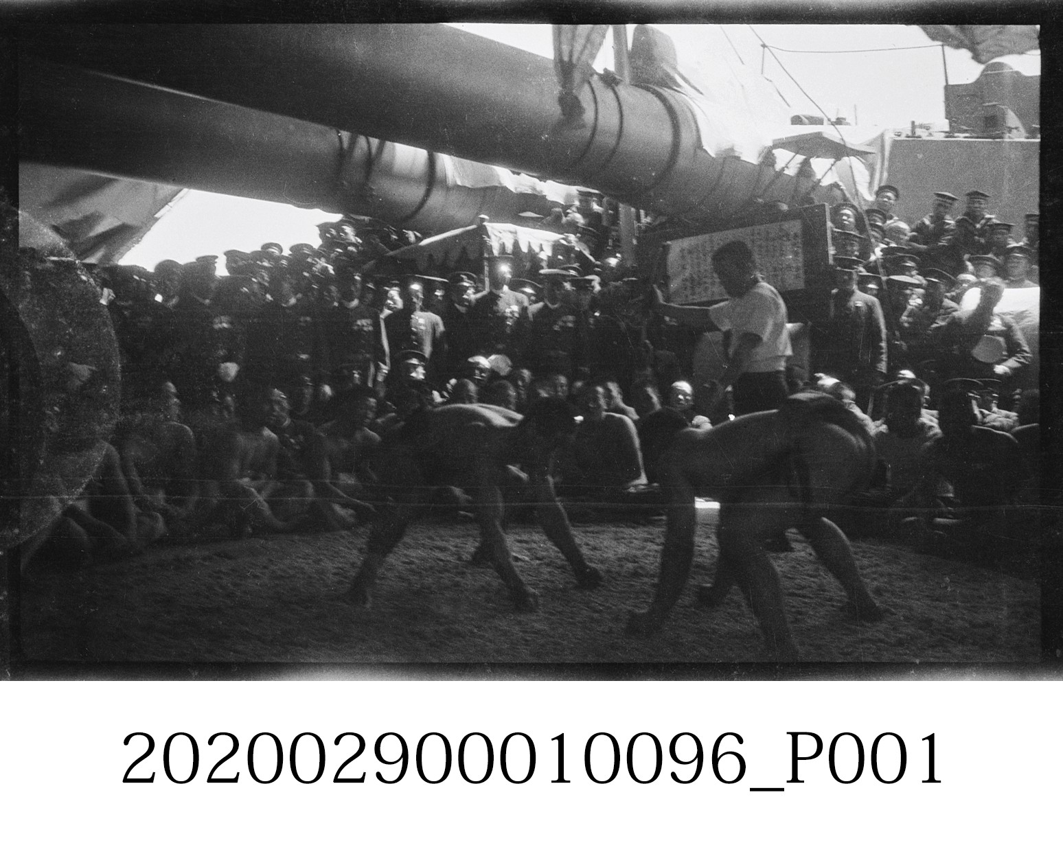 金剛艦上甲板的相撲比賽 (共3張)