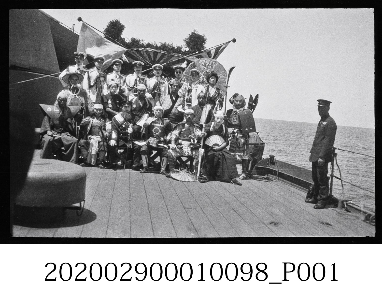 金剛艦上全體歌舞伎演員合影 (共3張)
