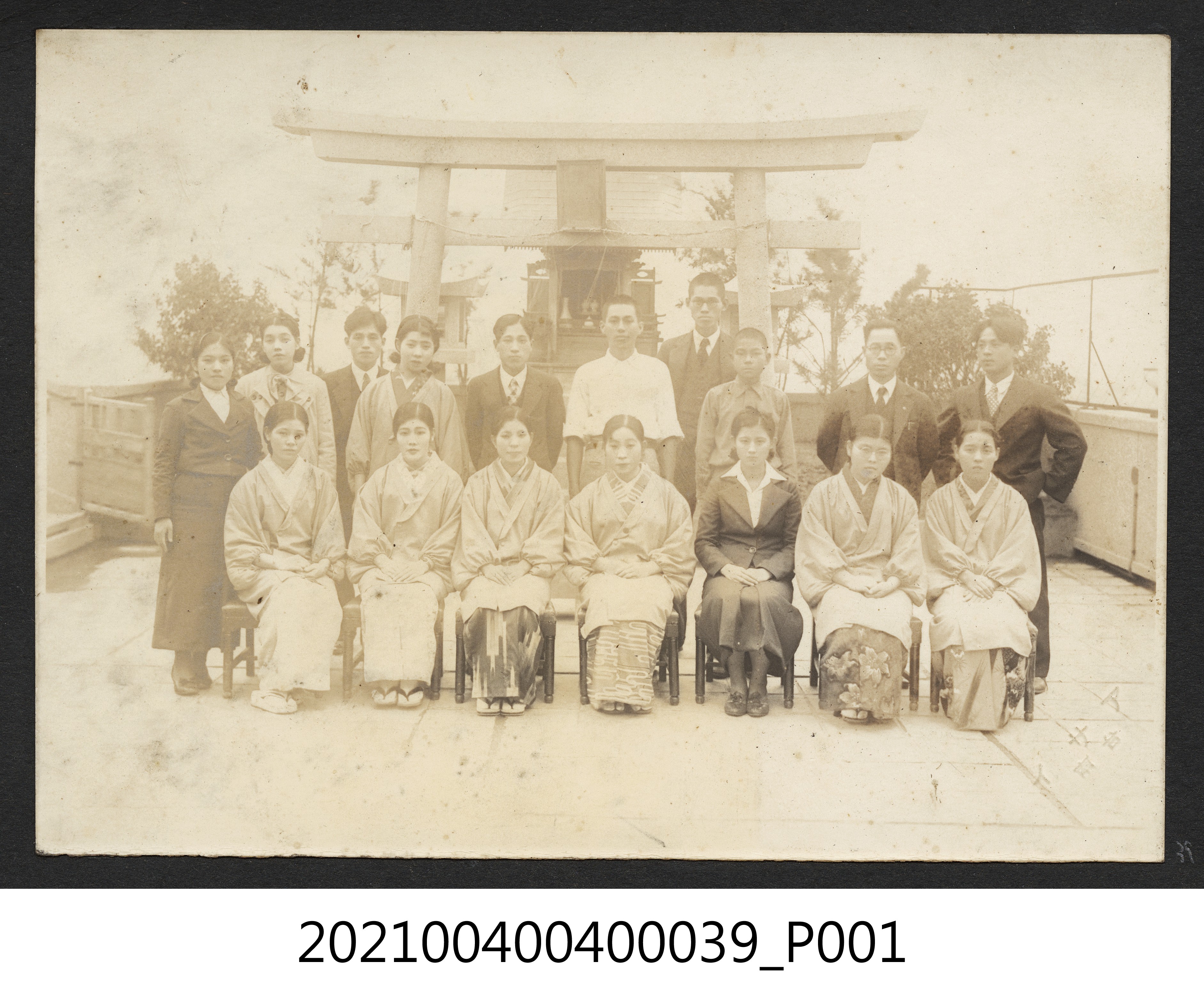 17人合影於林百貨神社 (共1張)