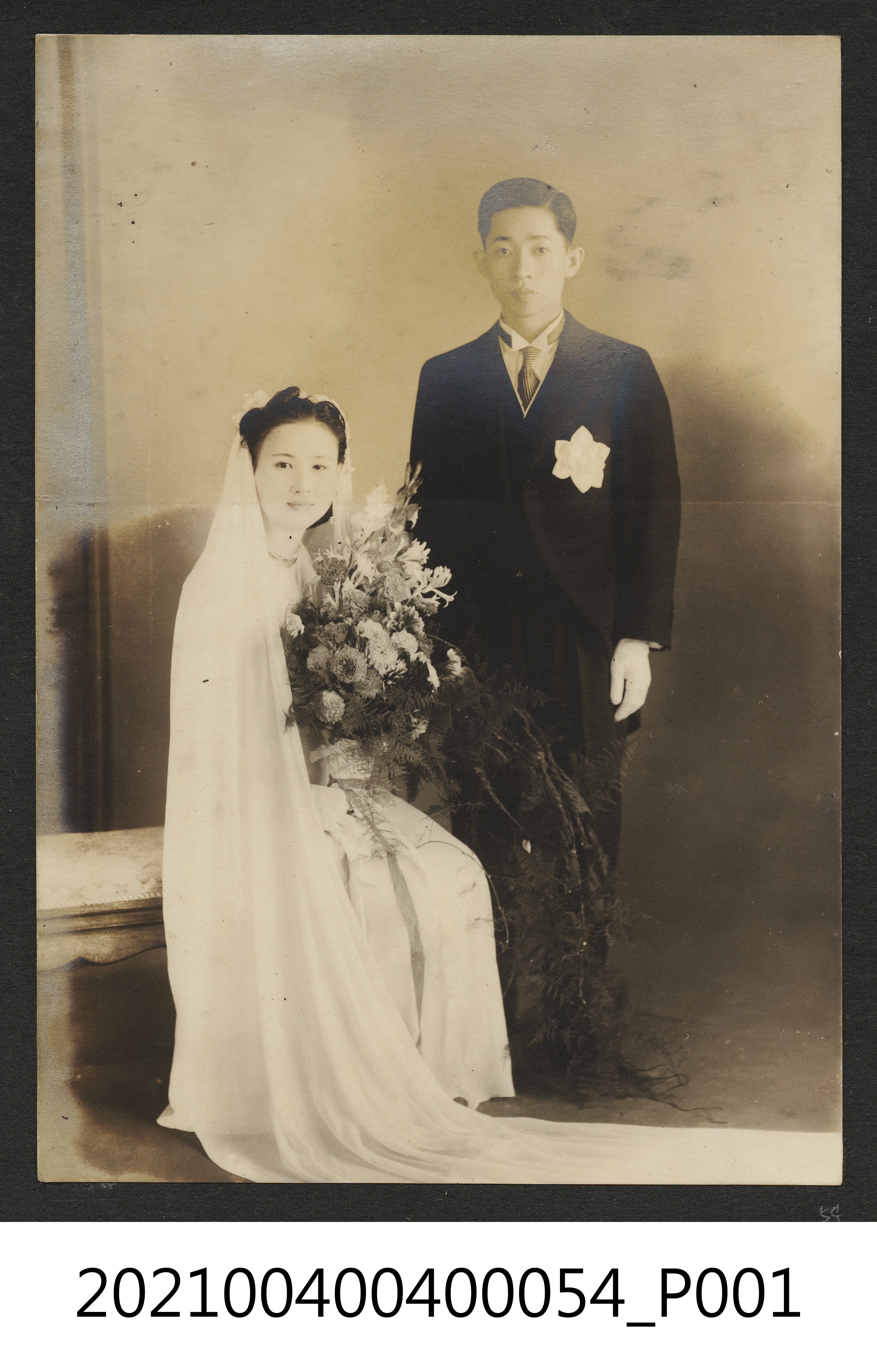 郭麗華與鄭炳南結婚照 (共1張)