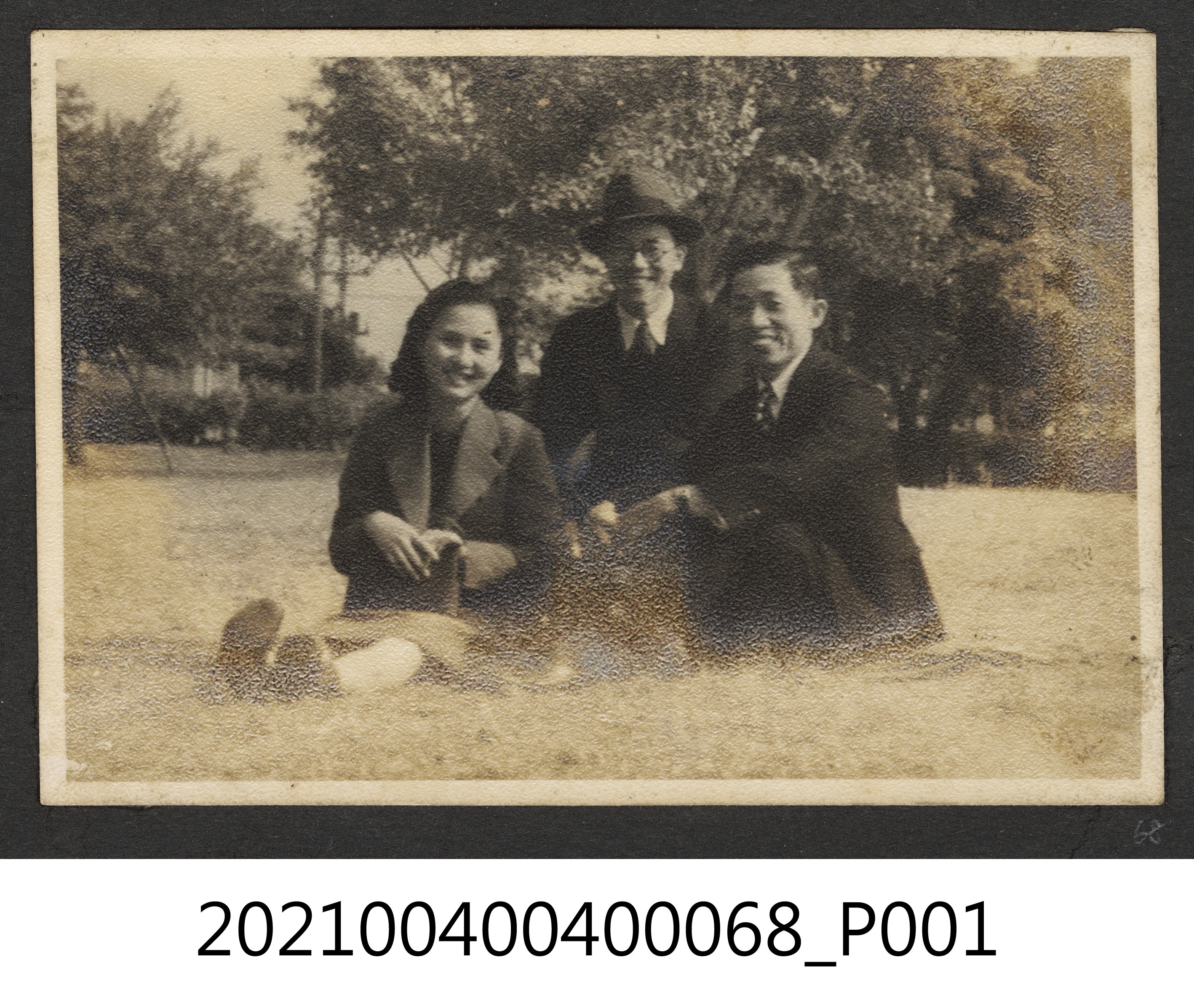 郭麗華鄭炳南夫妻與友人合照 (共1張)