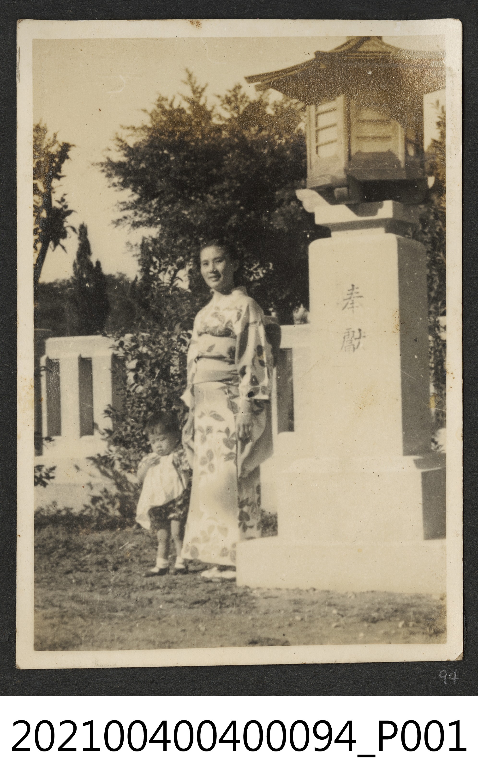 郭麗華與幼兒攝於臺南神社 (共1張)