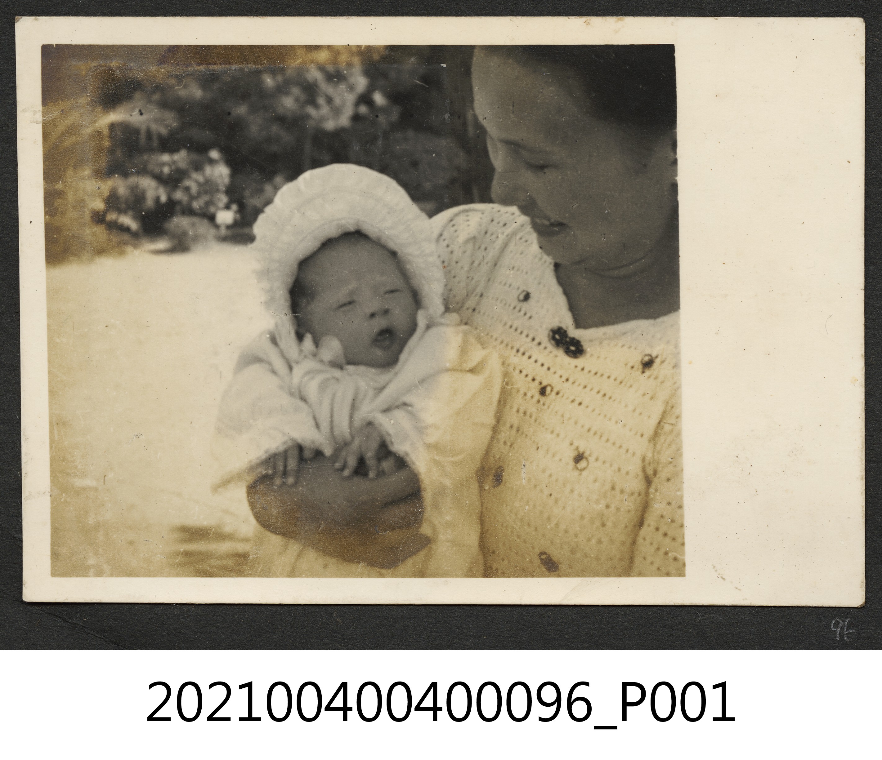 婦女抱著嬰兒 (共1張)