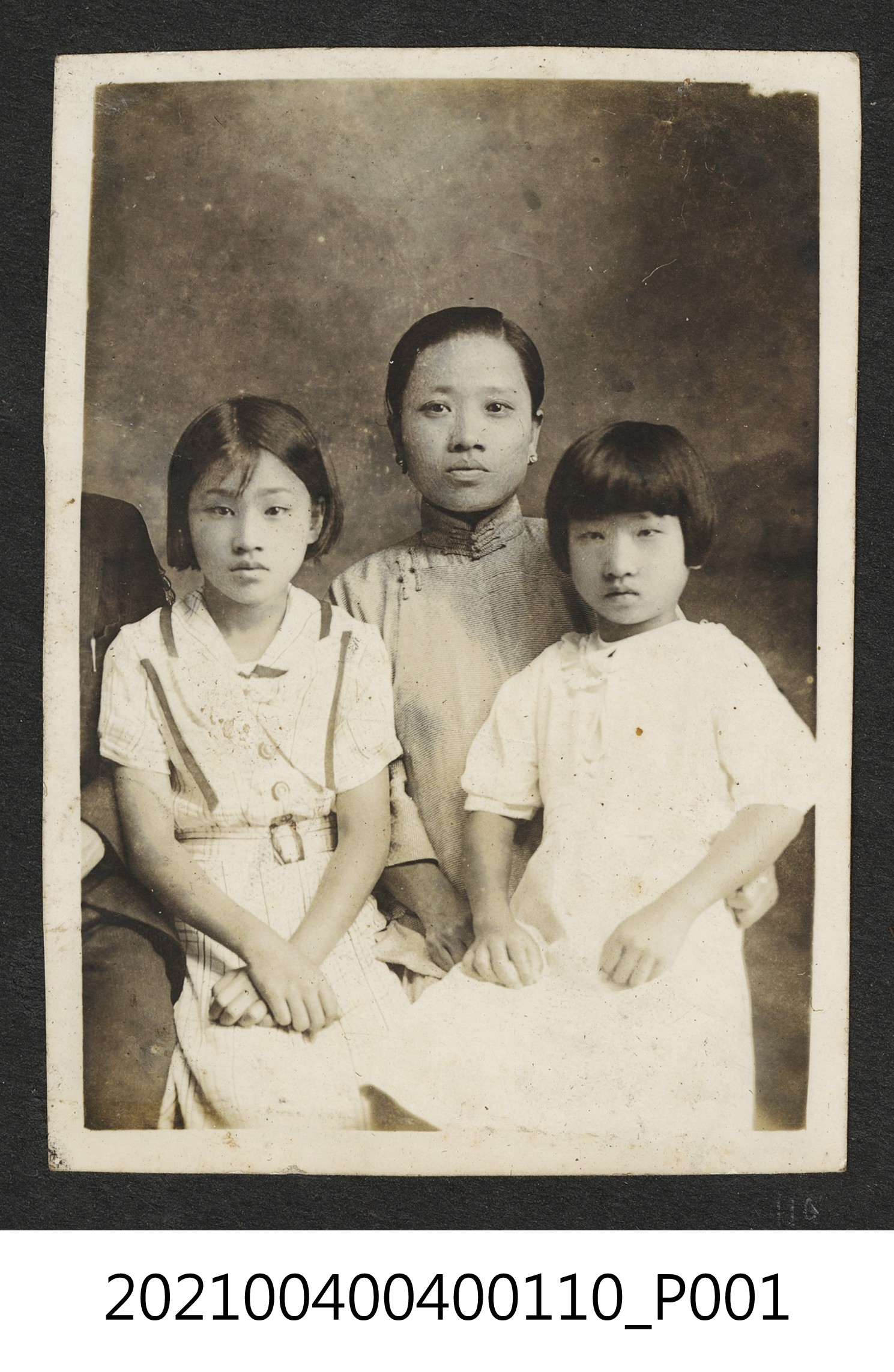 二女童與一婦女合照 (共1張)