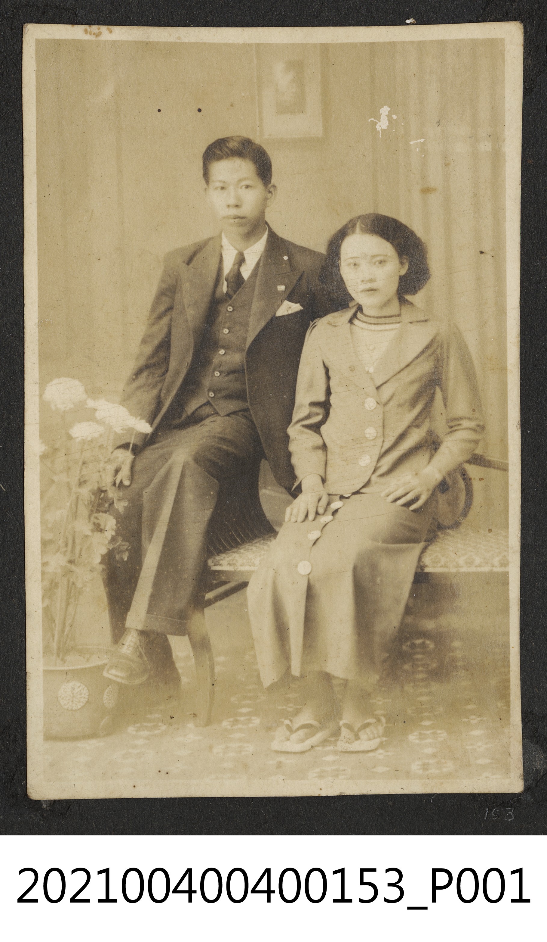 西裝男子與女子合照 (共1張)