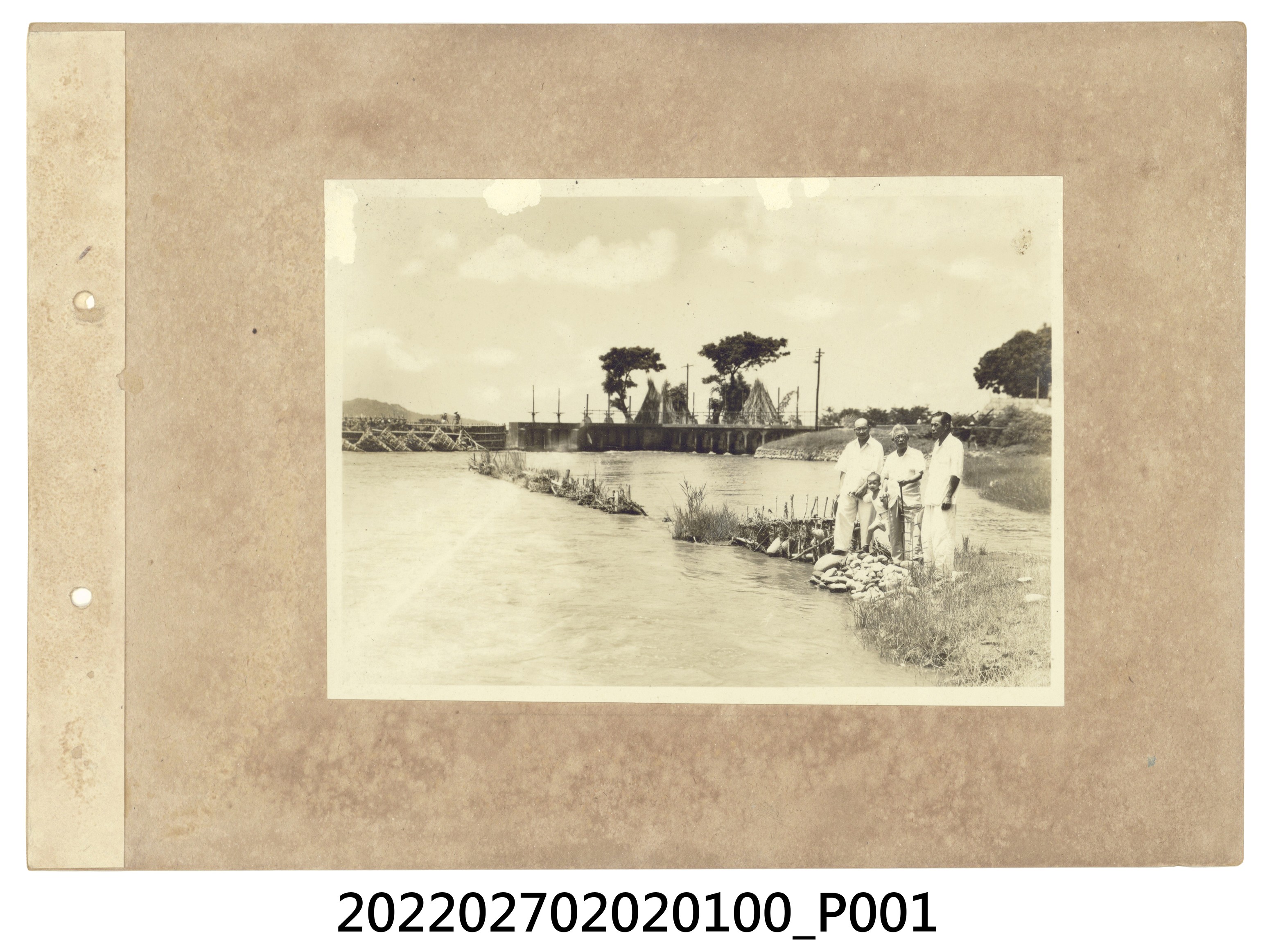 第100號二水鄉八堡圳進水口附近紀念合影 (共2張)