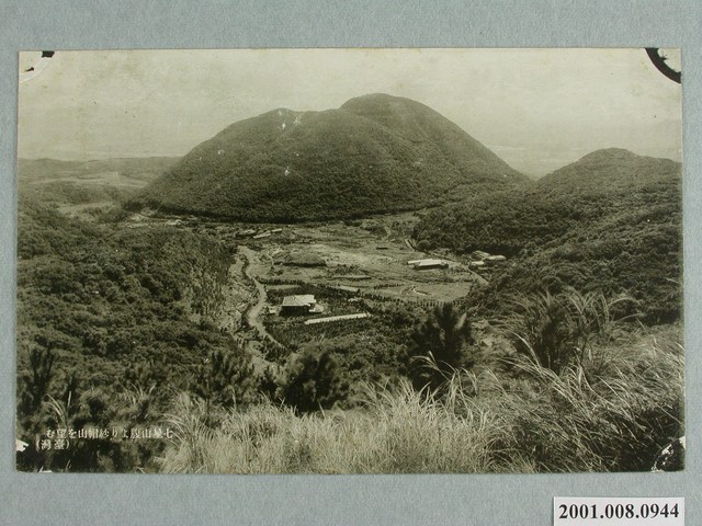 從七星山山腰眺望紗帽山 (共2張)