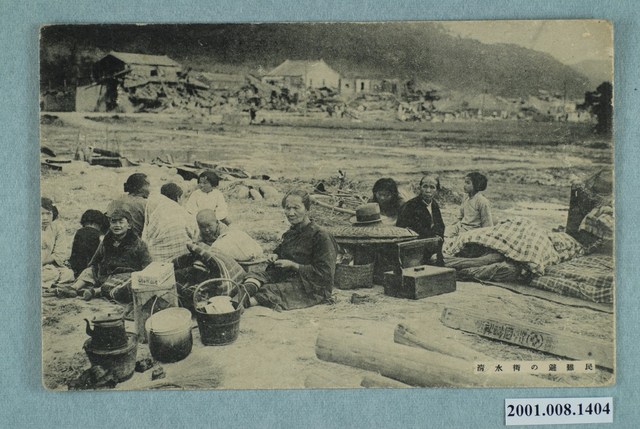 臺灣日日新報社發行清水街的避難民眾 (共2張)