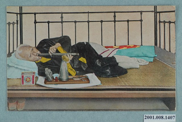 臥床吸食鴉片男子 (共2張)