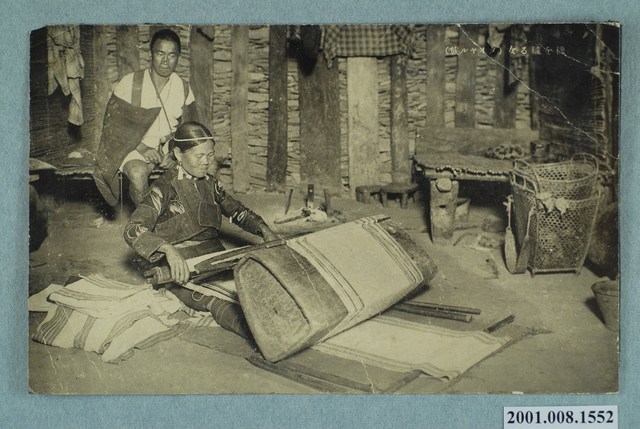 織布中的泰雅族婦女 (共2張)