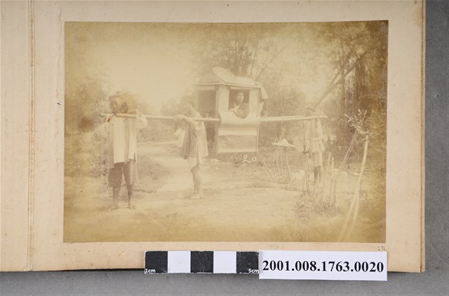 男子乘轎 (共3張)