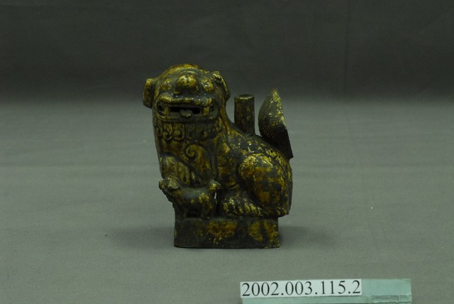 褐釉母獅燭臺 (共11張)