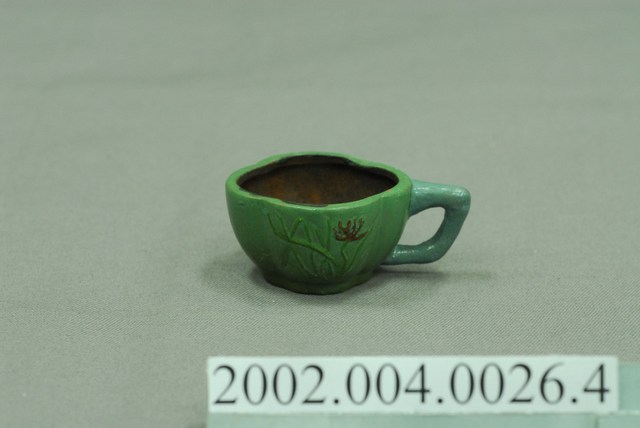 陶製綠釉彩繪花草紋小茶杯 (共11張)