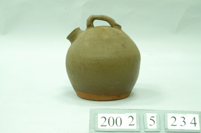 灰褐釉陶製夜壺 (共1張)