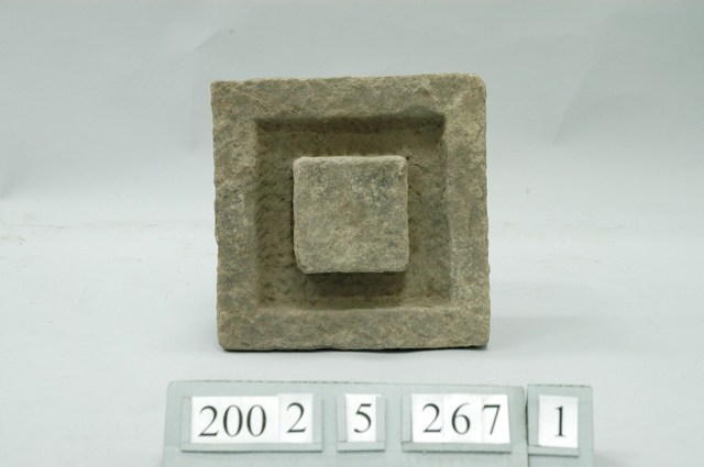 石製方斗形桌腳墊 (共1張)